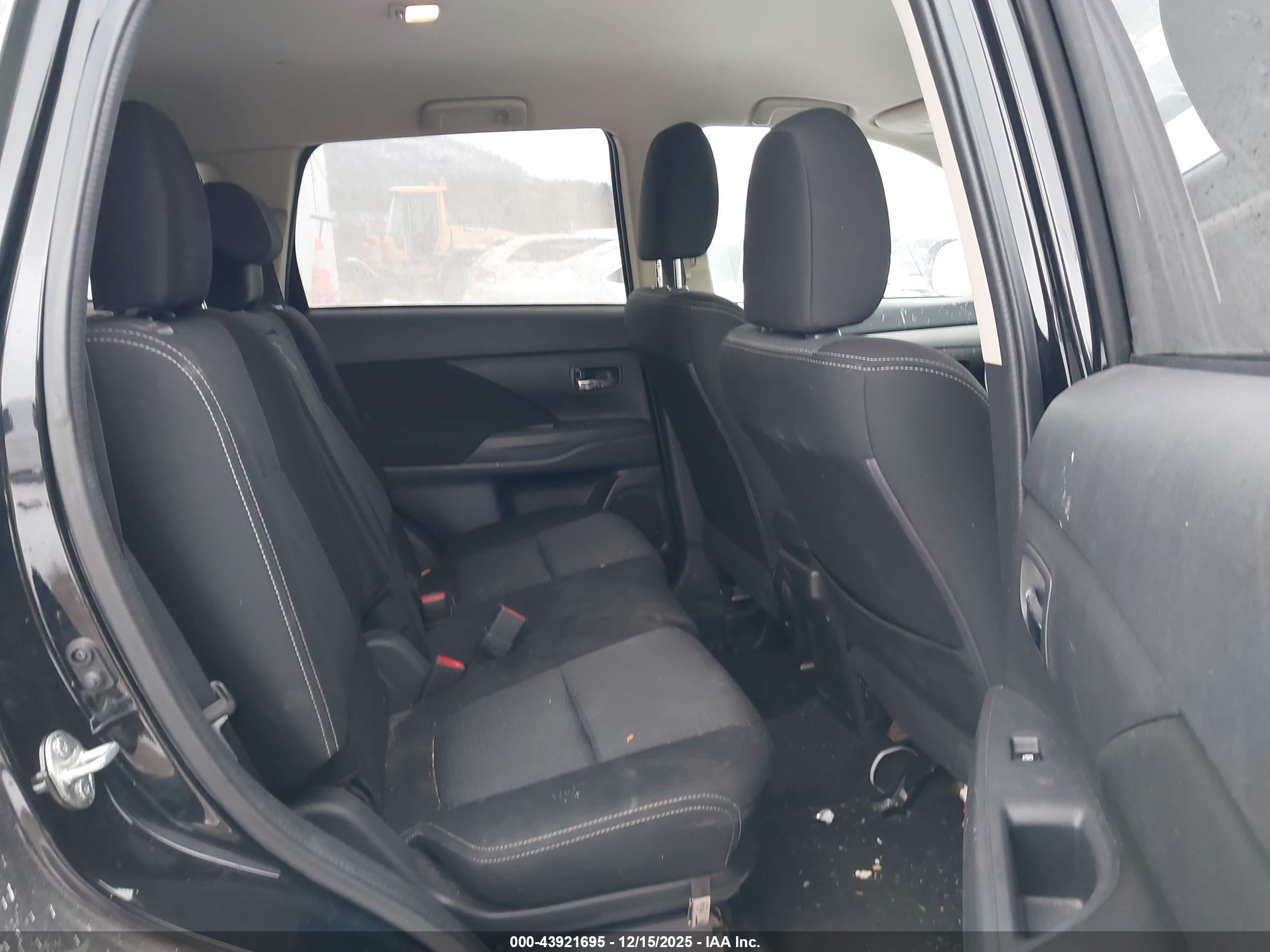 MITSUBISHI OUTLANDER image 8