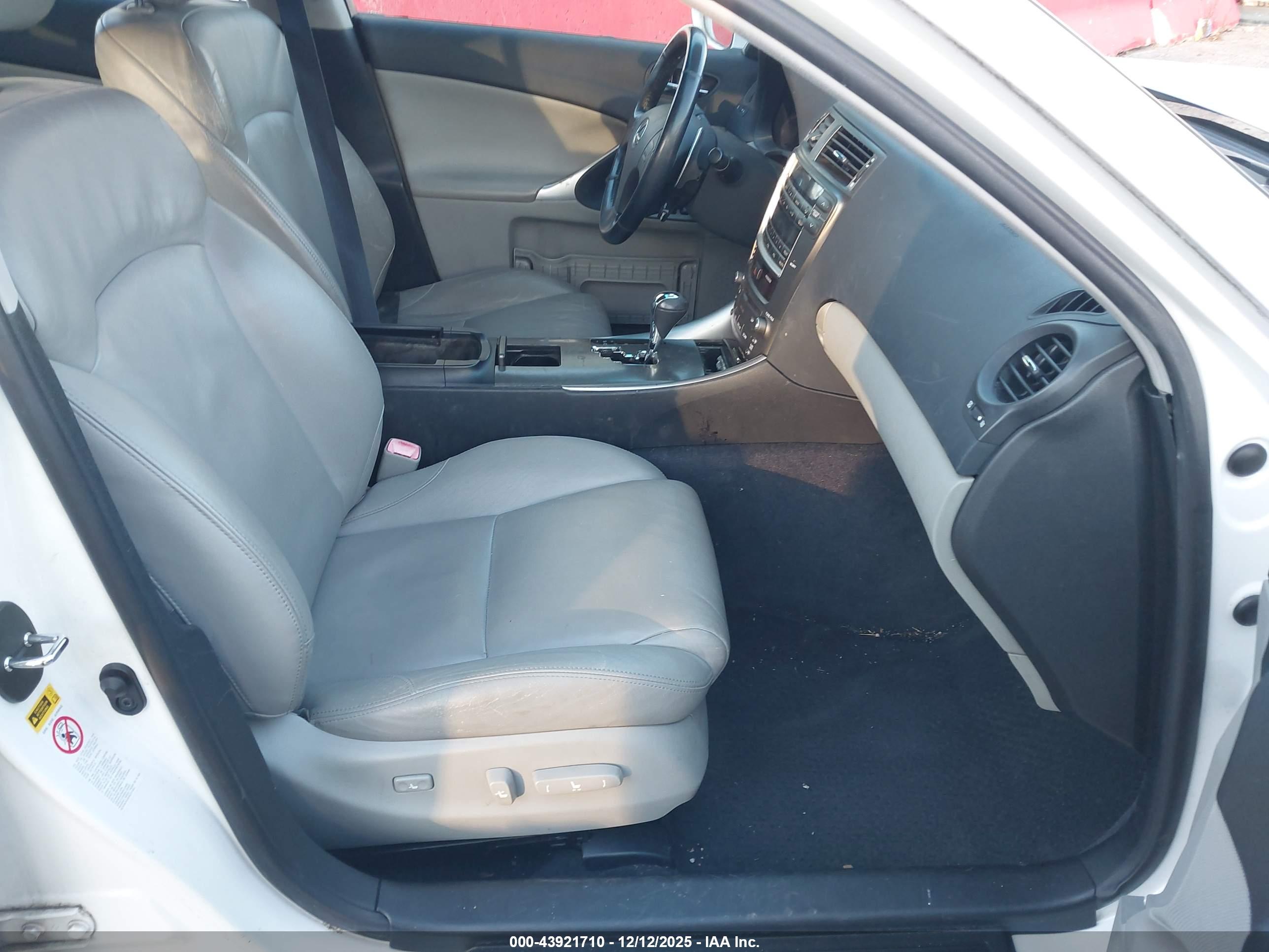 LEXUS IS image 5