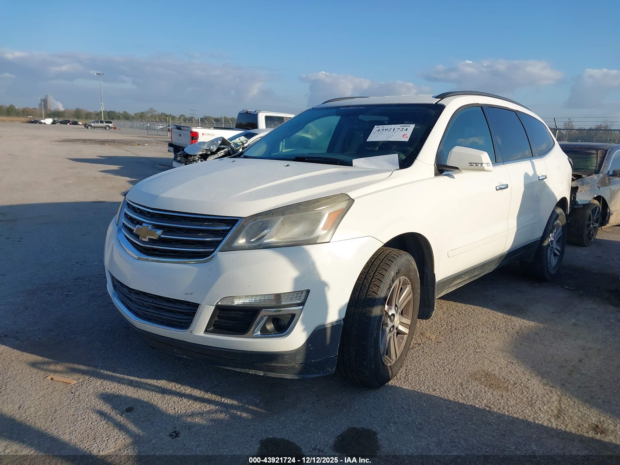 CHEVROLET TRAVERSE image 2
