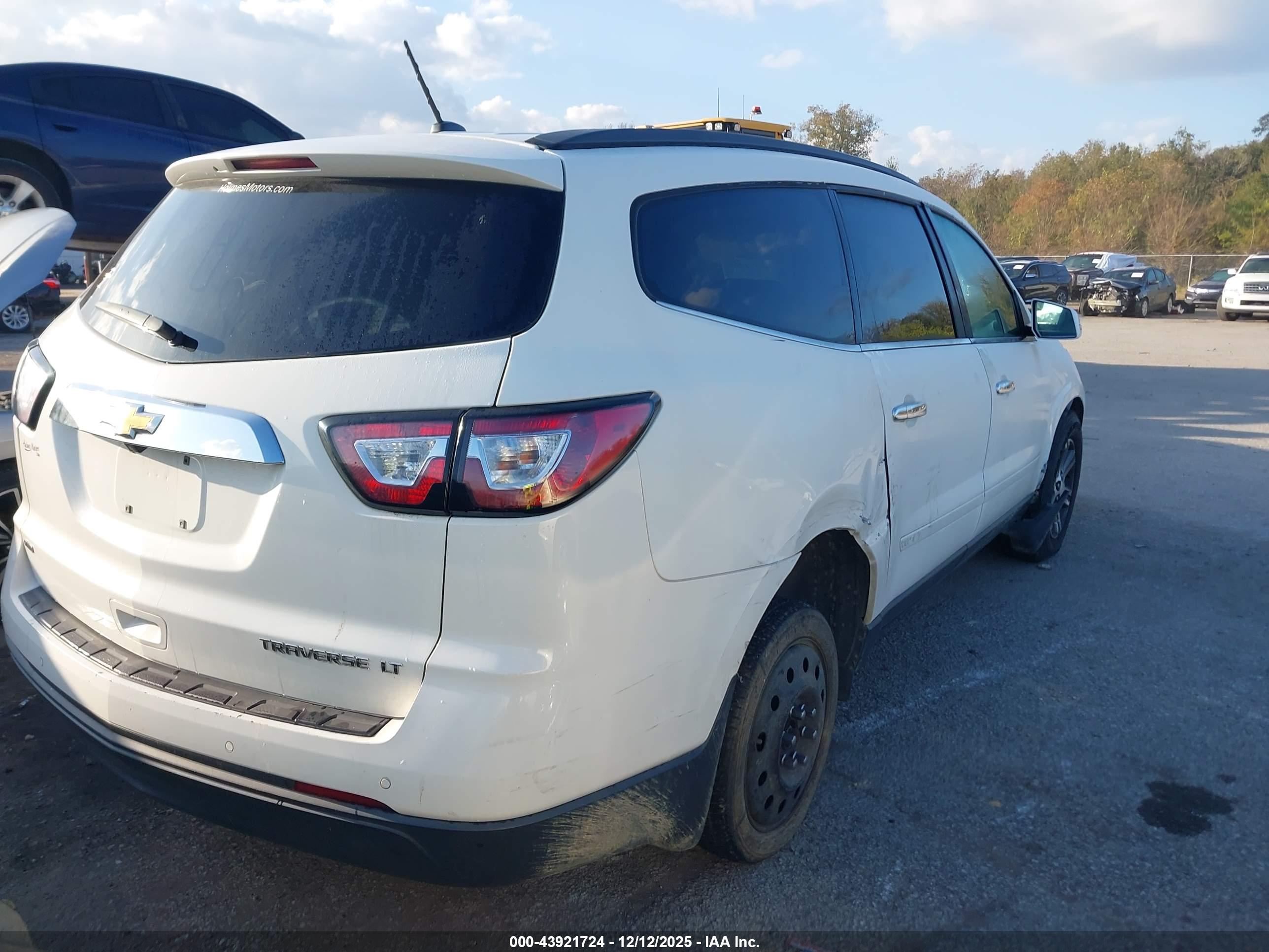 CHEVROLET TRAVERSE image 4