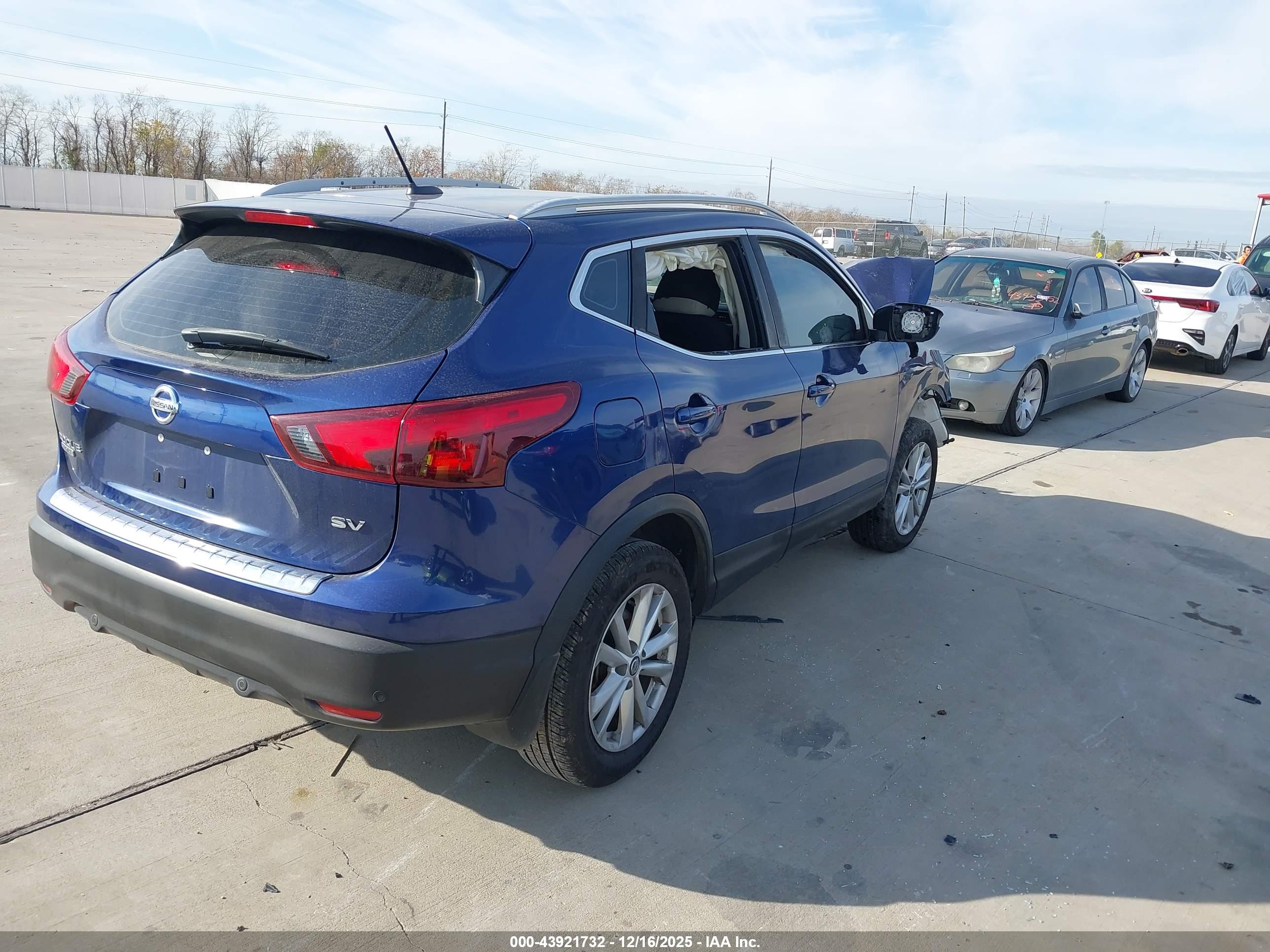 NISSAN ROGUE image 4