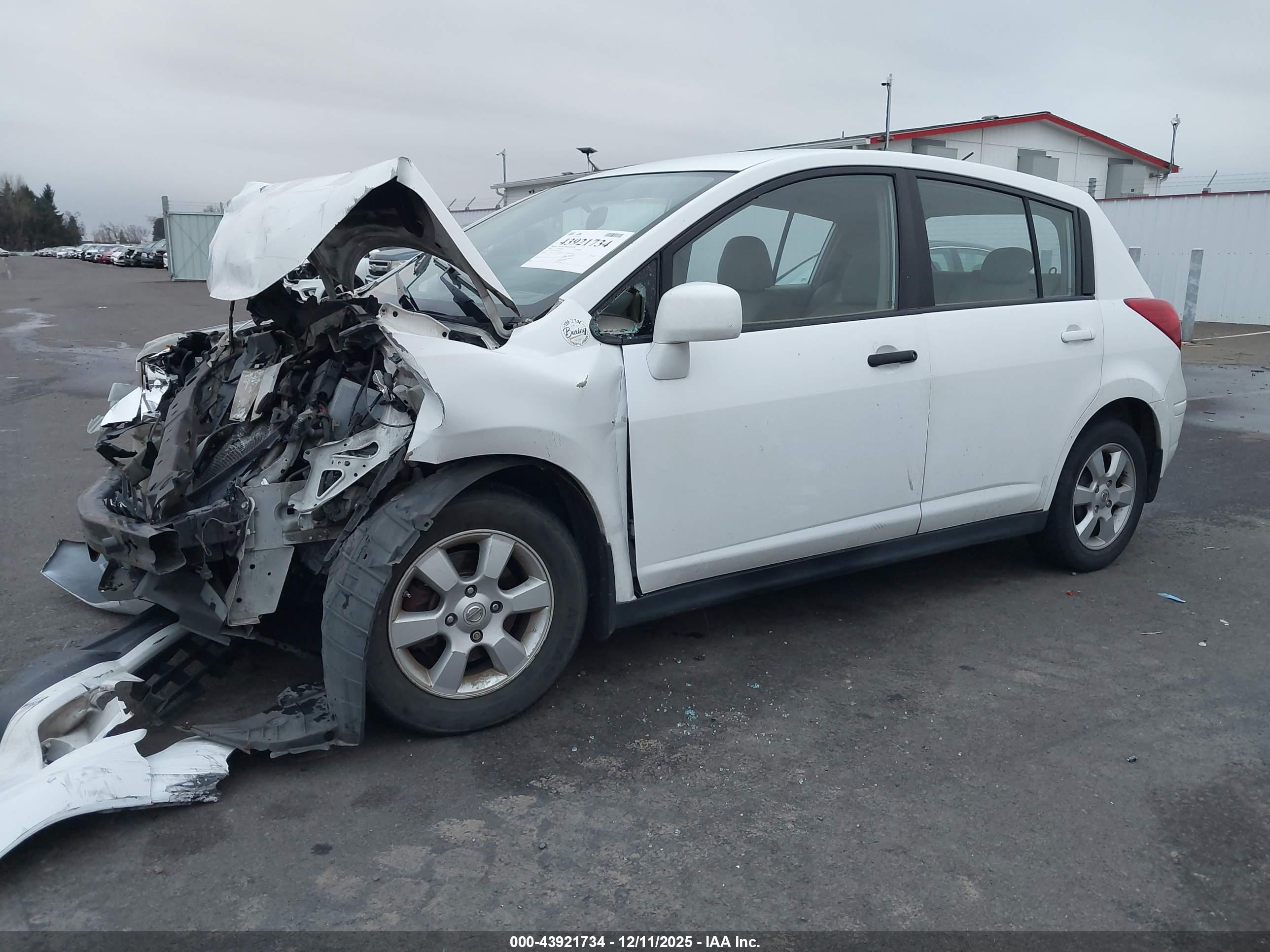 NISSAN VERSA image 2