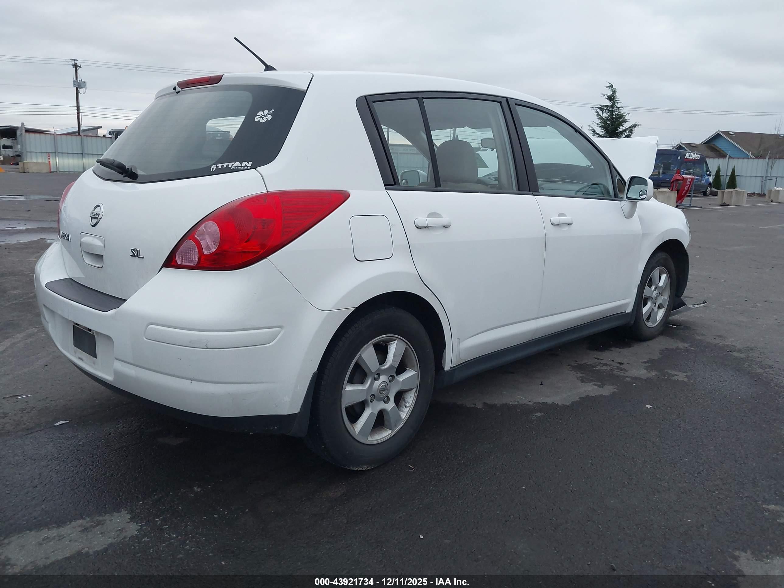 NISSAN VERSA image 4