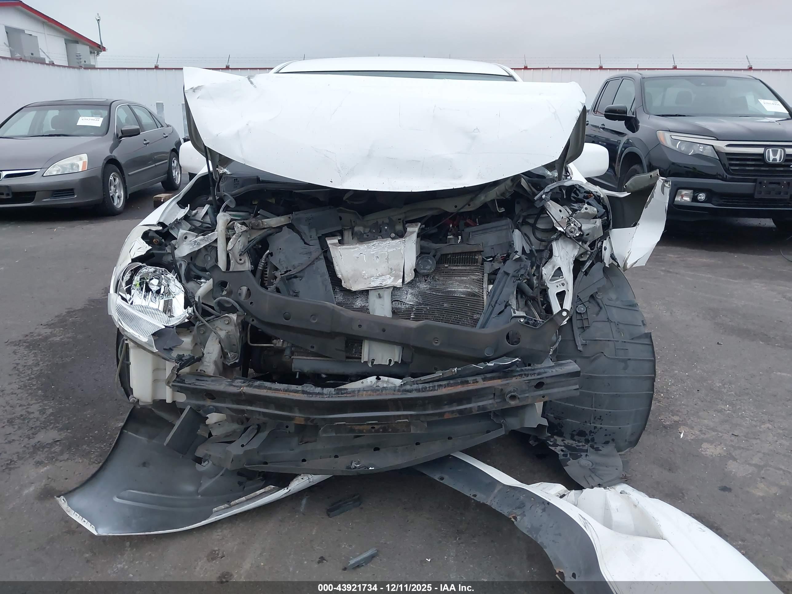 NISSAN VERSA image 6