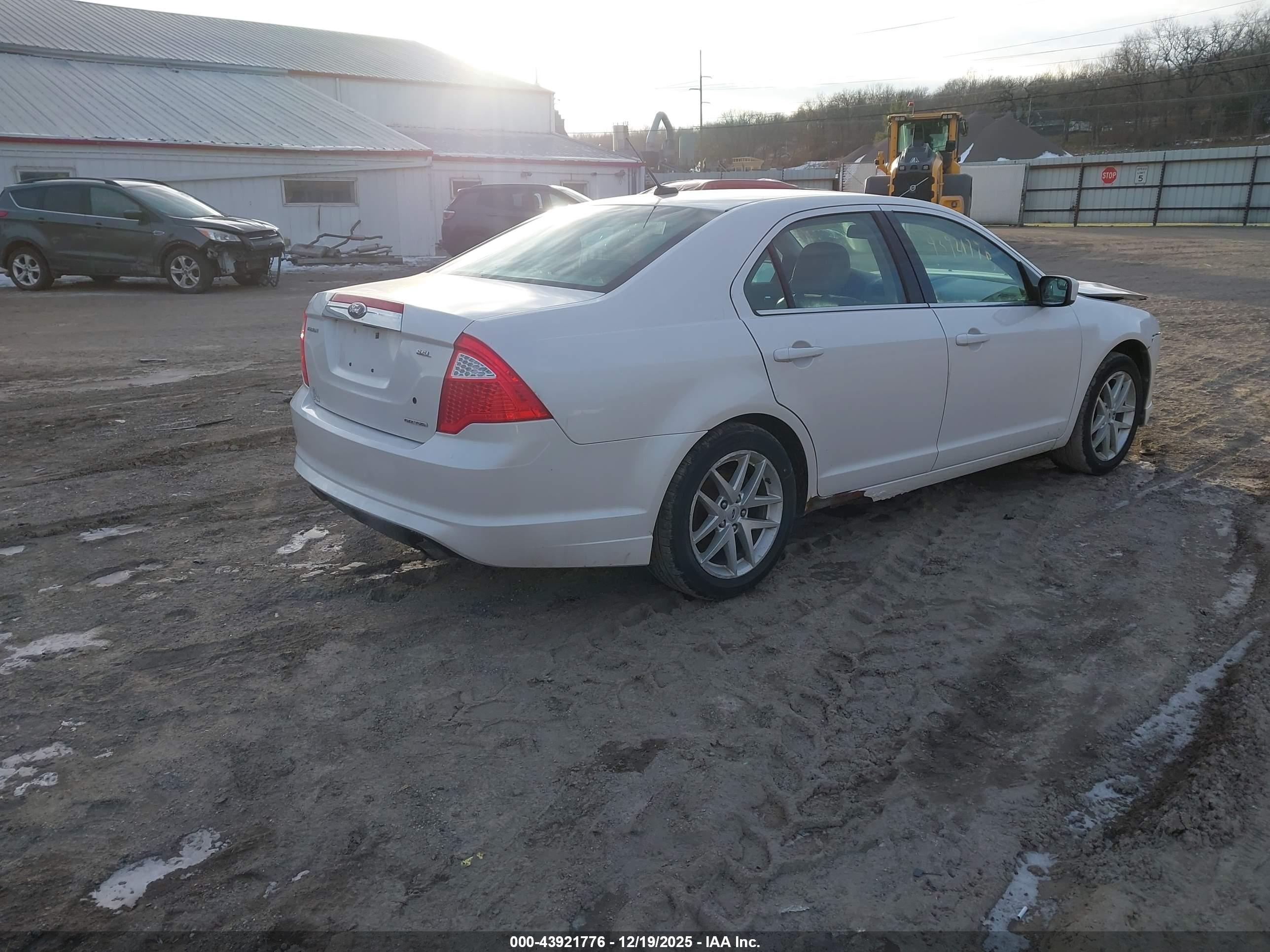 FORD FUSION image 4