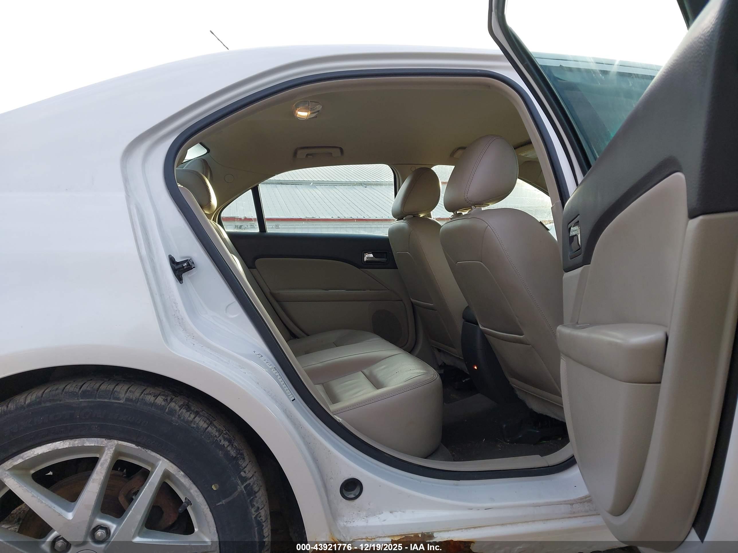 FORD FUSION image 8