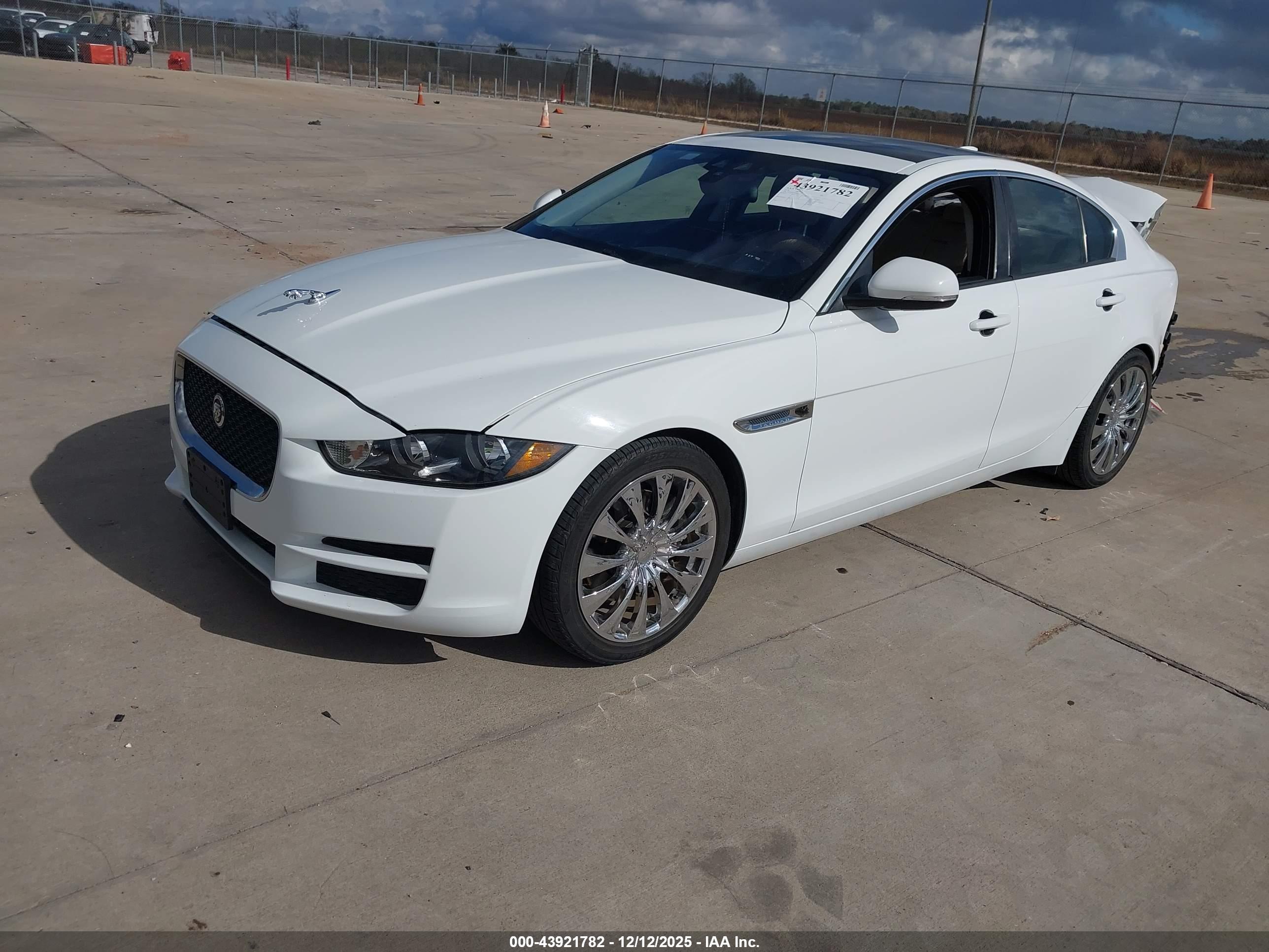 JAGUAR XE image 2