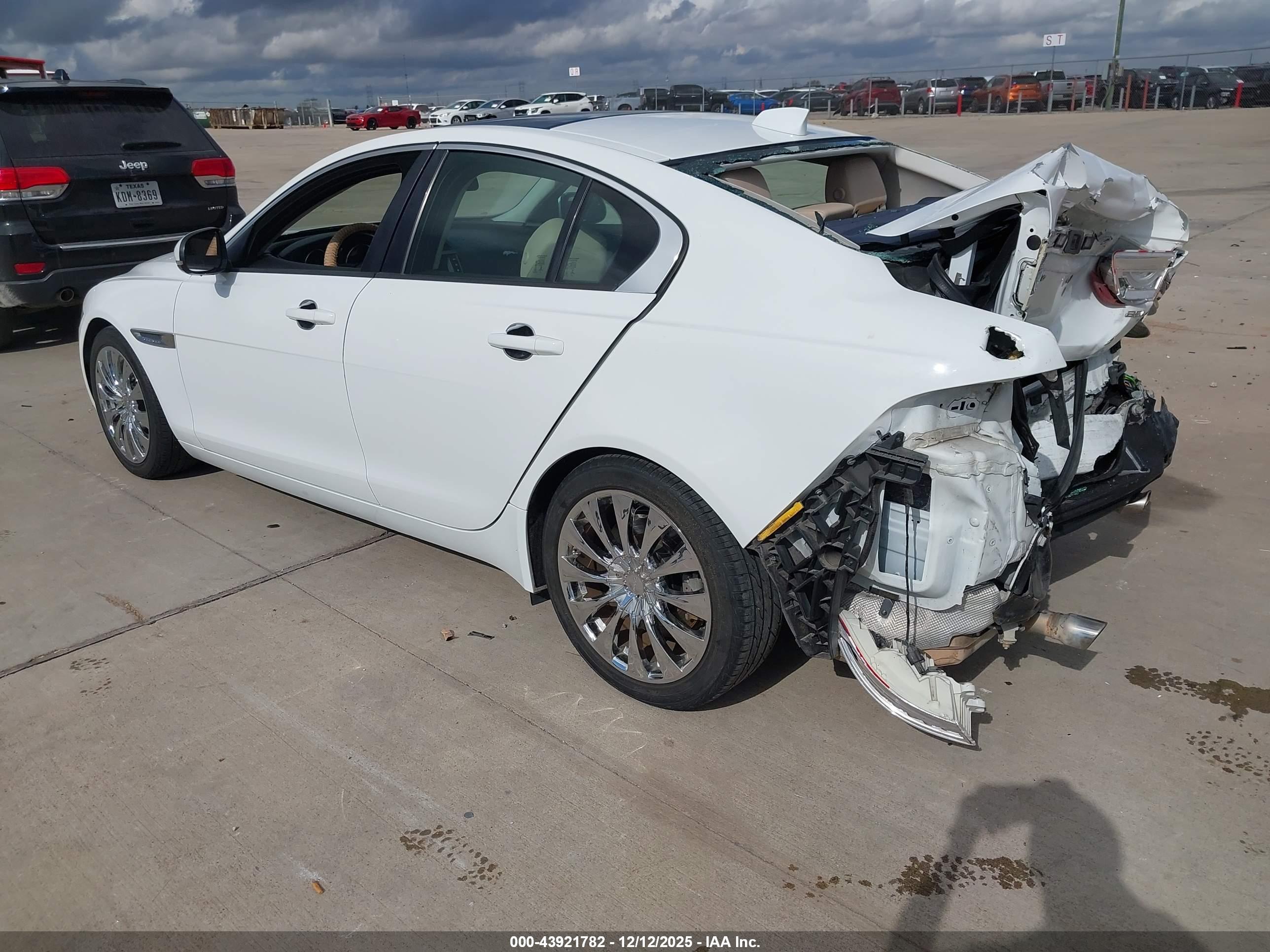 JAGUAR XE image 3