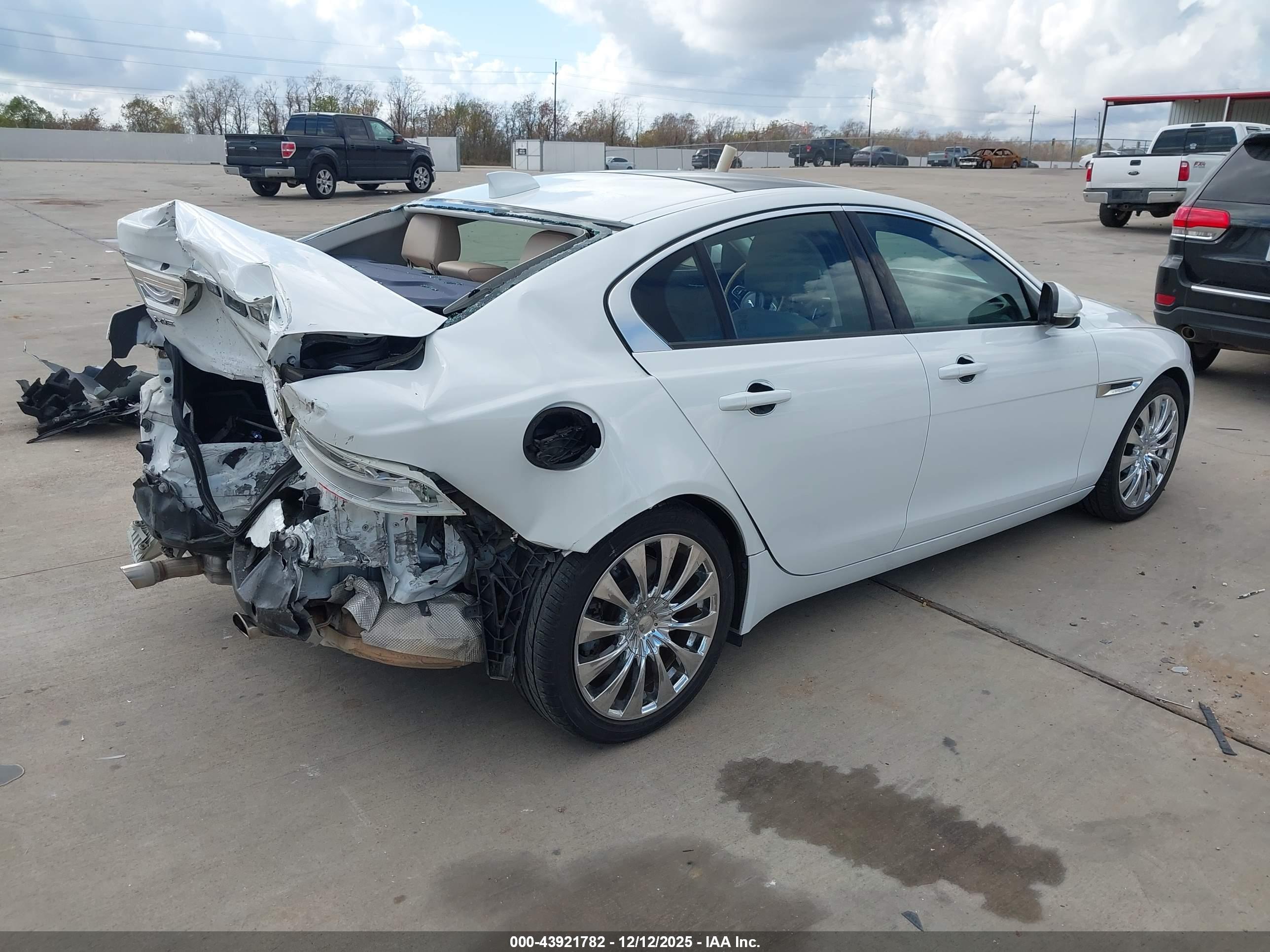 JAGUAR XE image 4