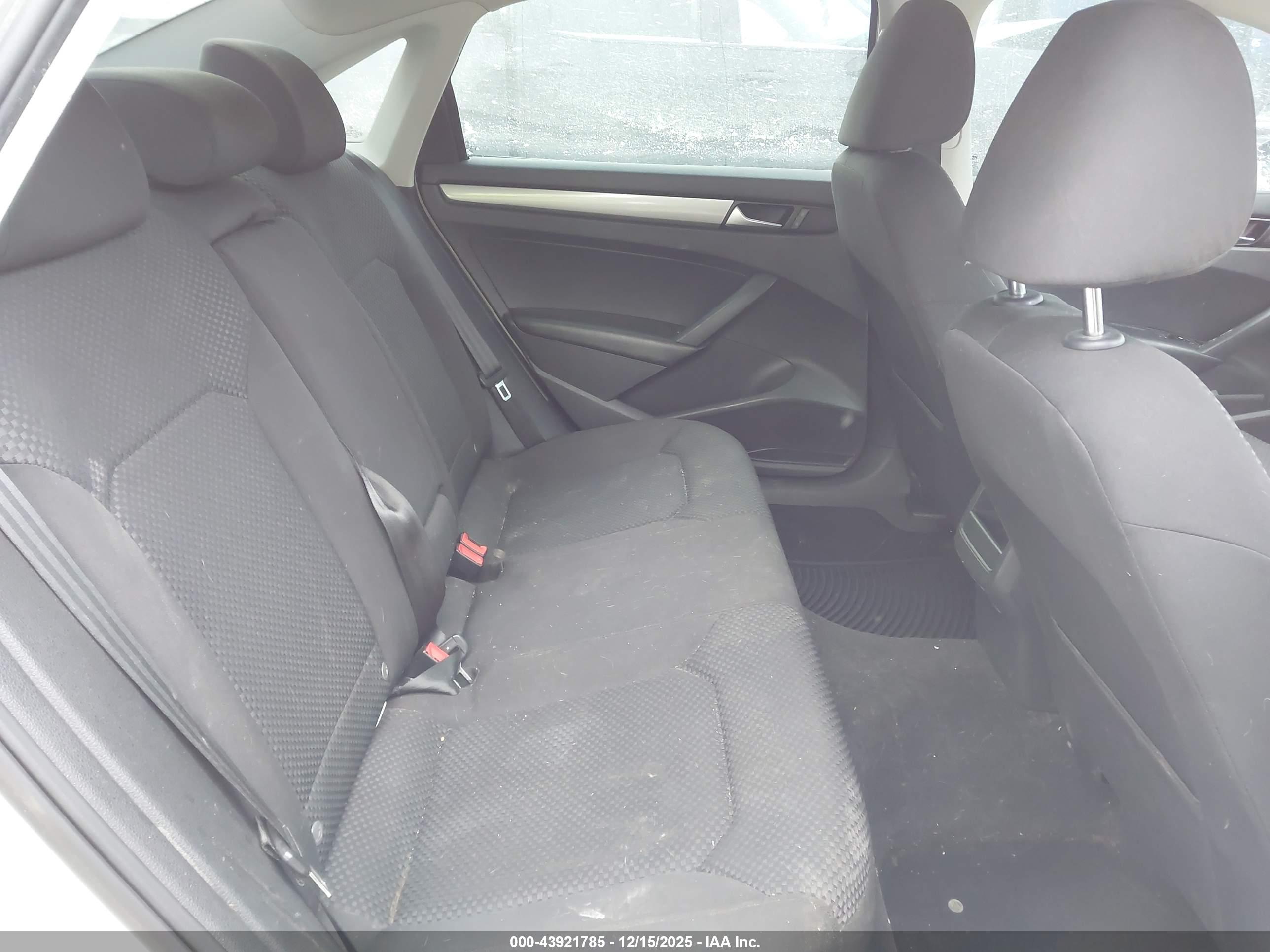 VOLKSWAGEN PASSAT image 8
