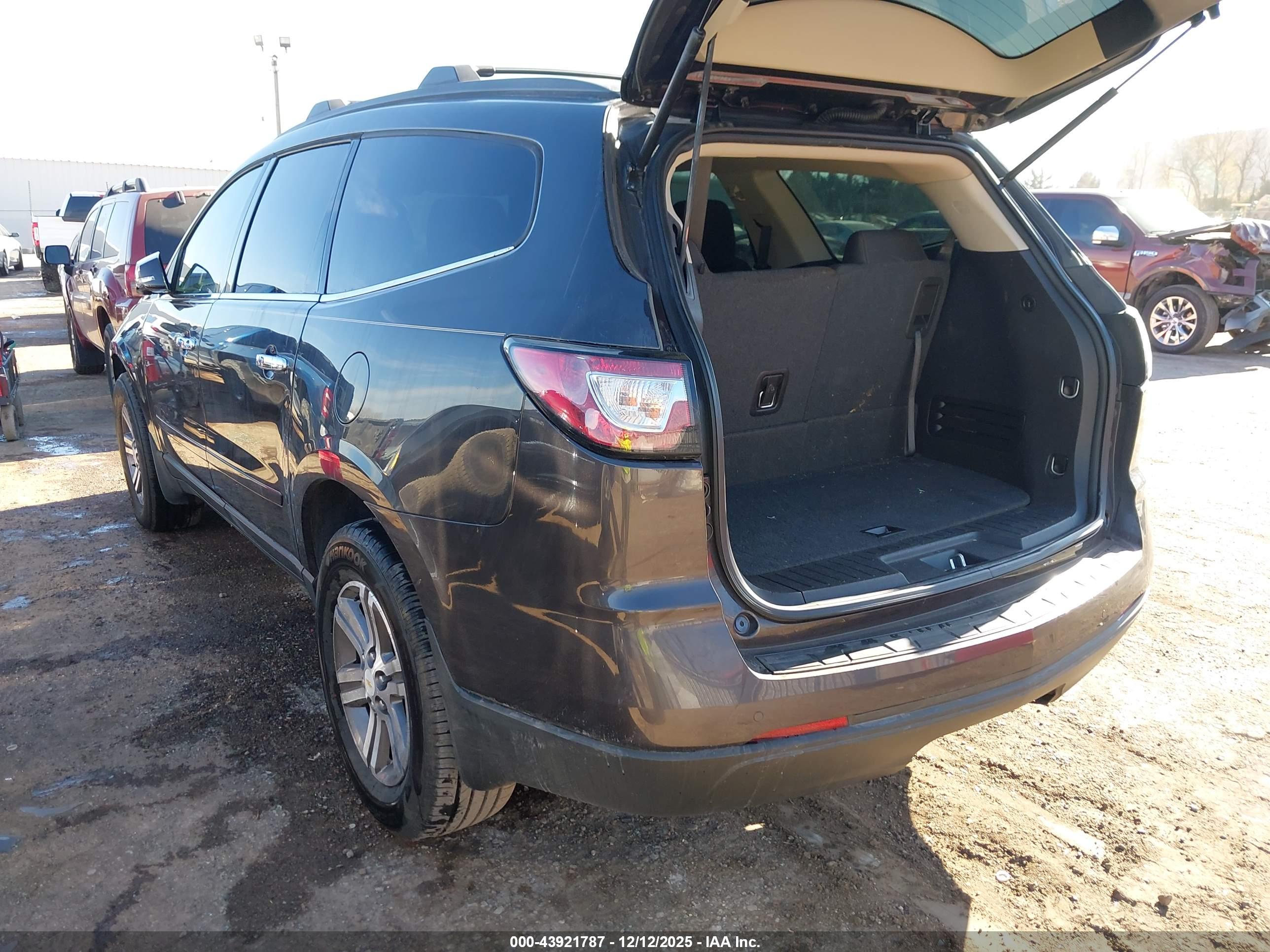 CHEVROLET TRAVERSE image 3