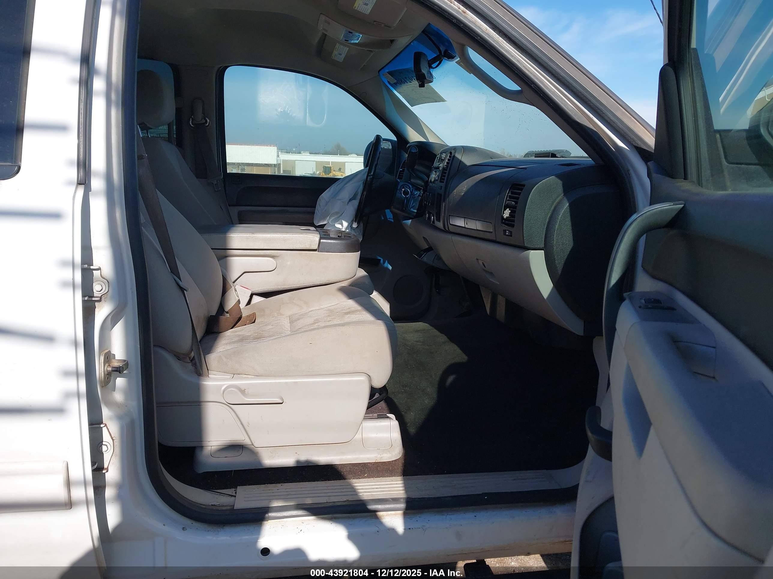 CHEVROLET SILVERADO image 5