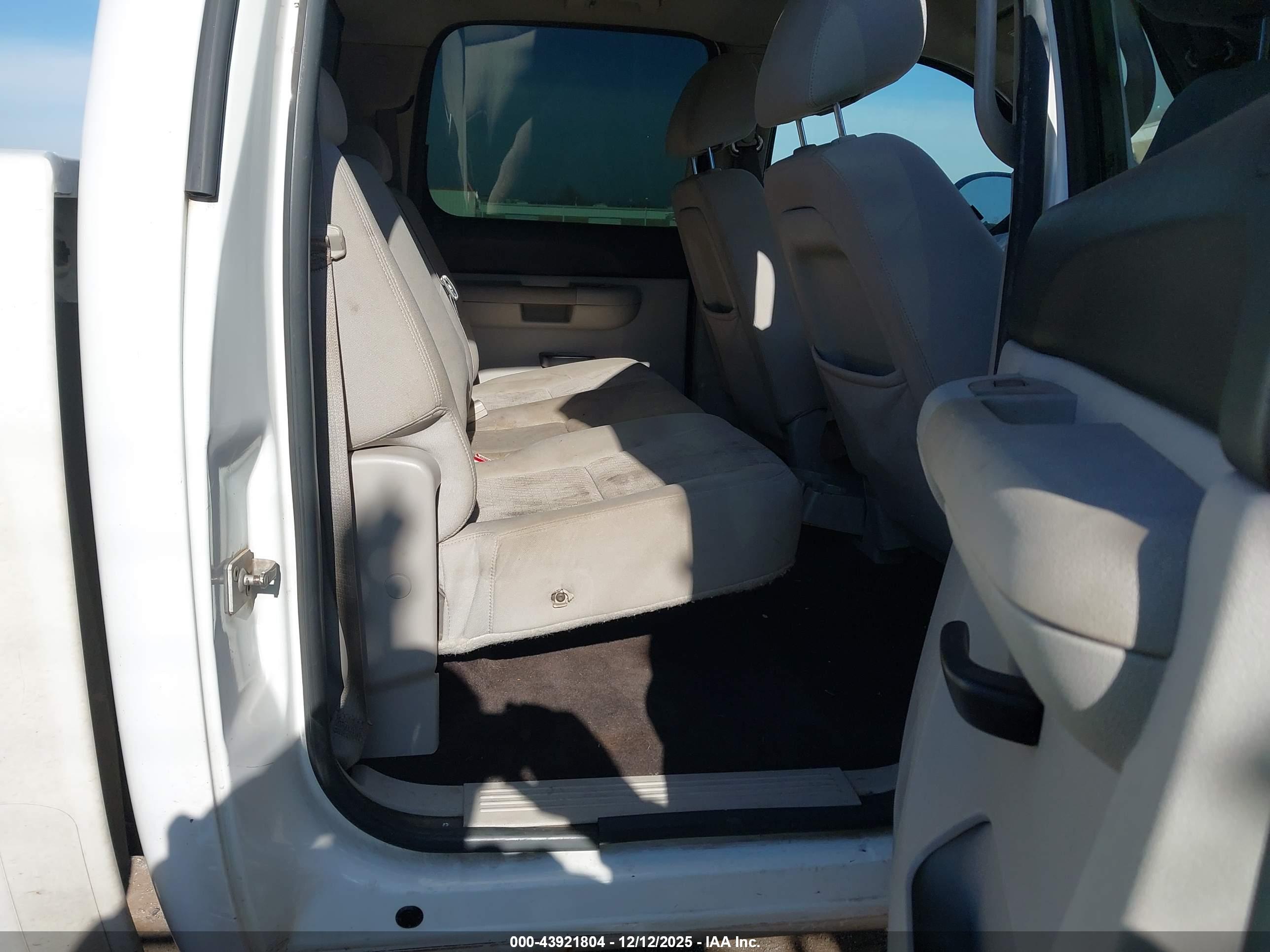 CHEVROLET SILVERADO image 8