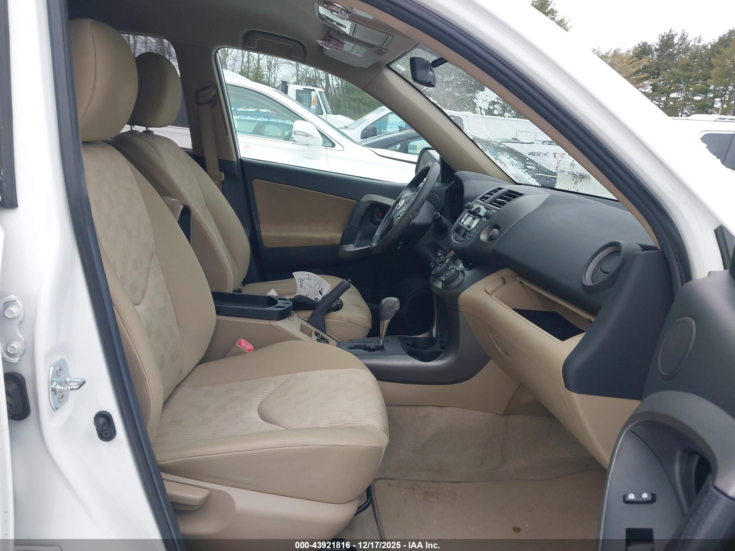 TOYOTA RAV4 image 5