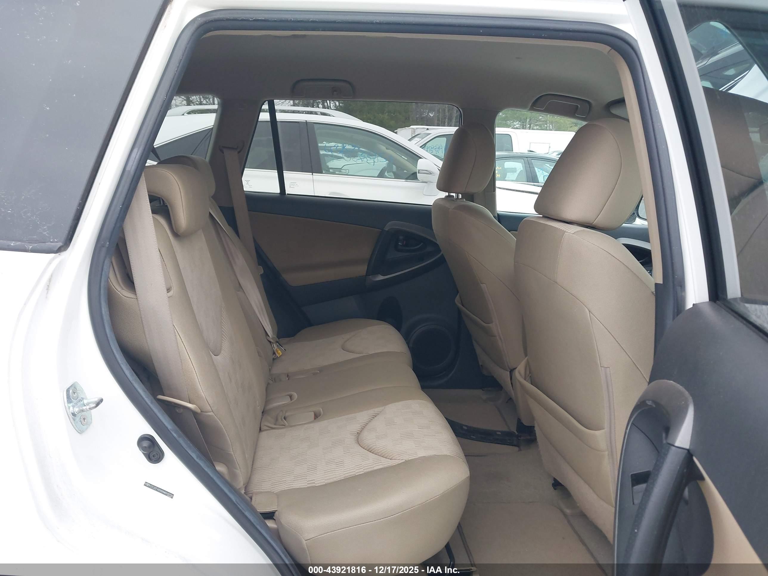 TOYOTA RAV4 image 8