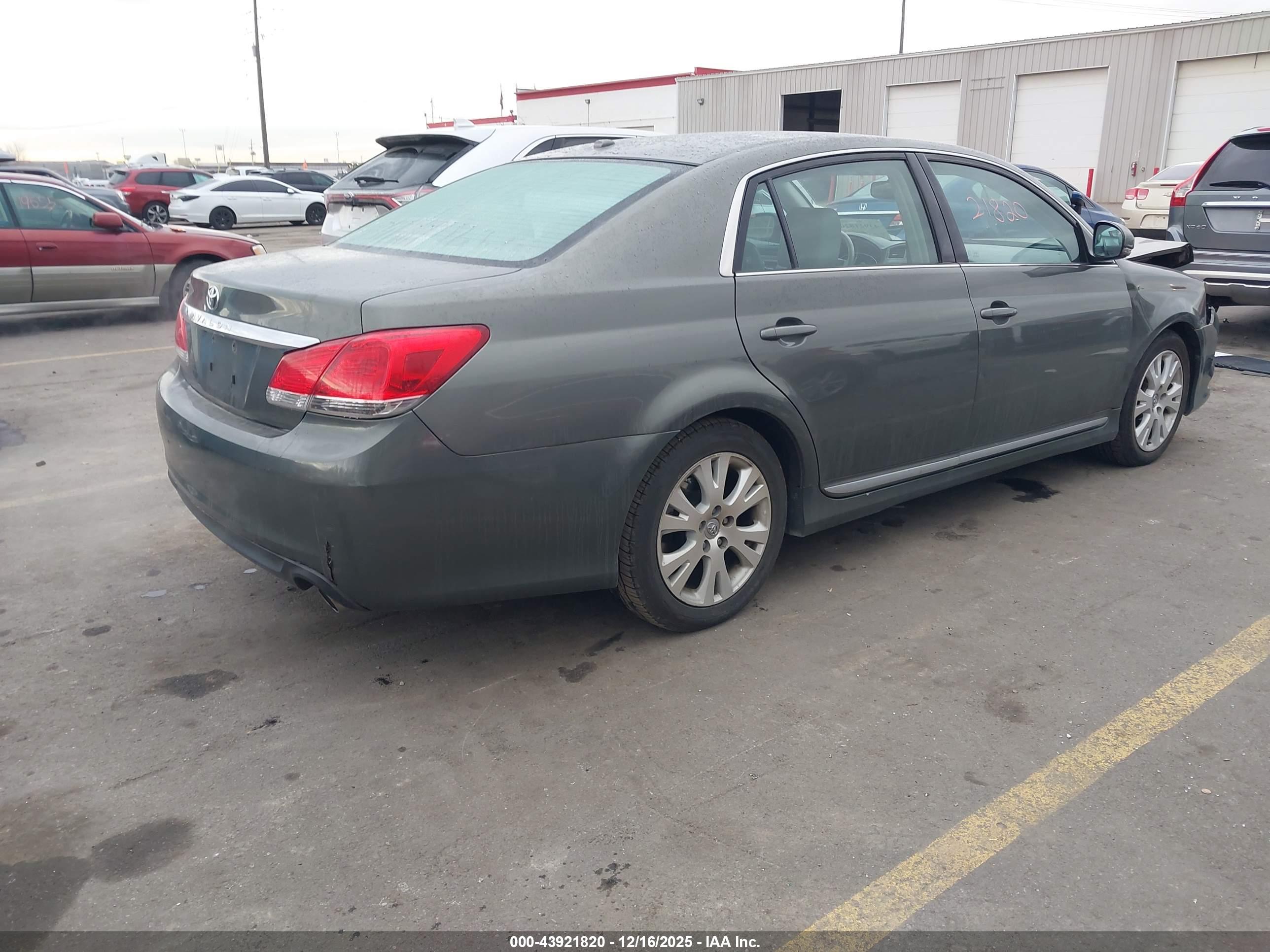 TOYOTA AVALON image 4