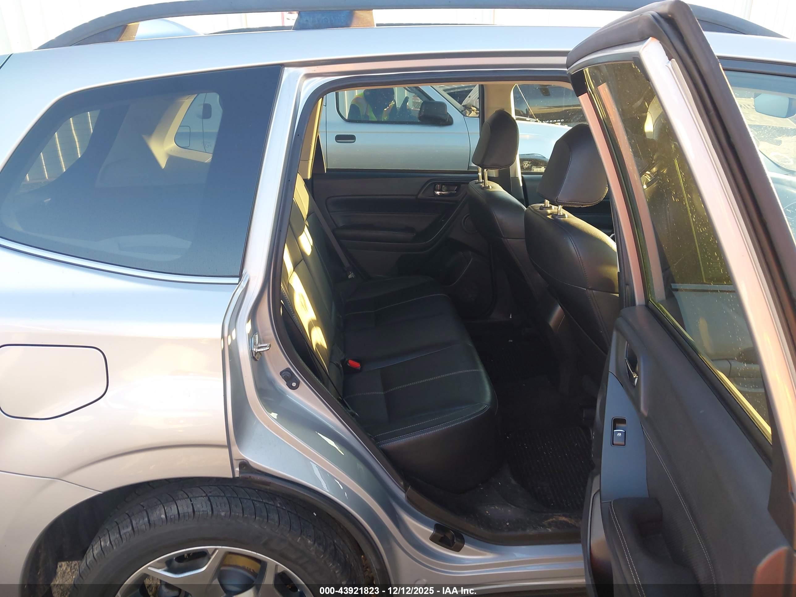SUBARU FORESTER image 8