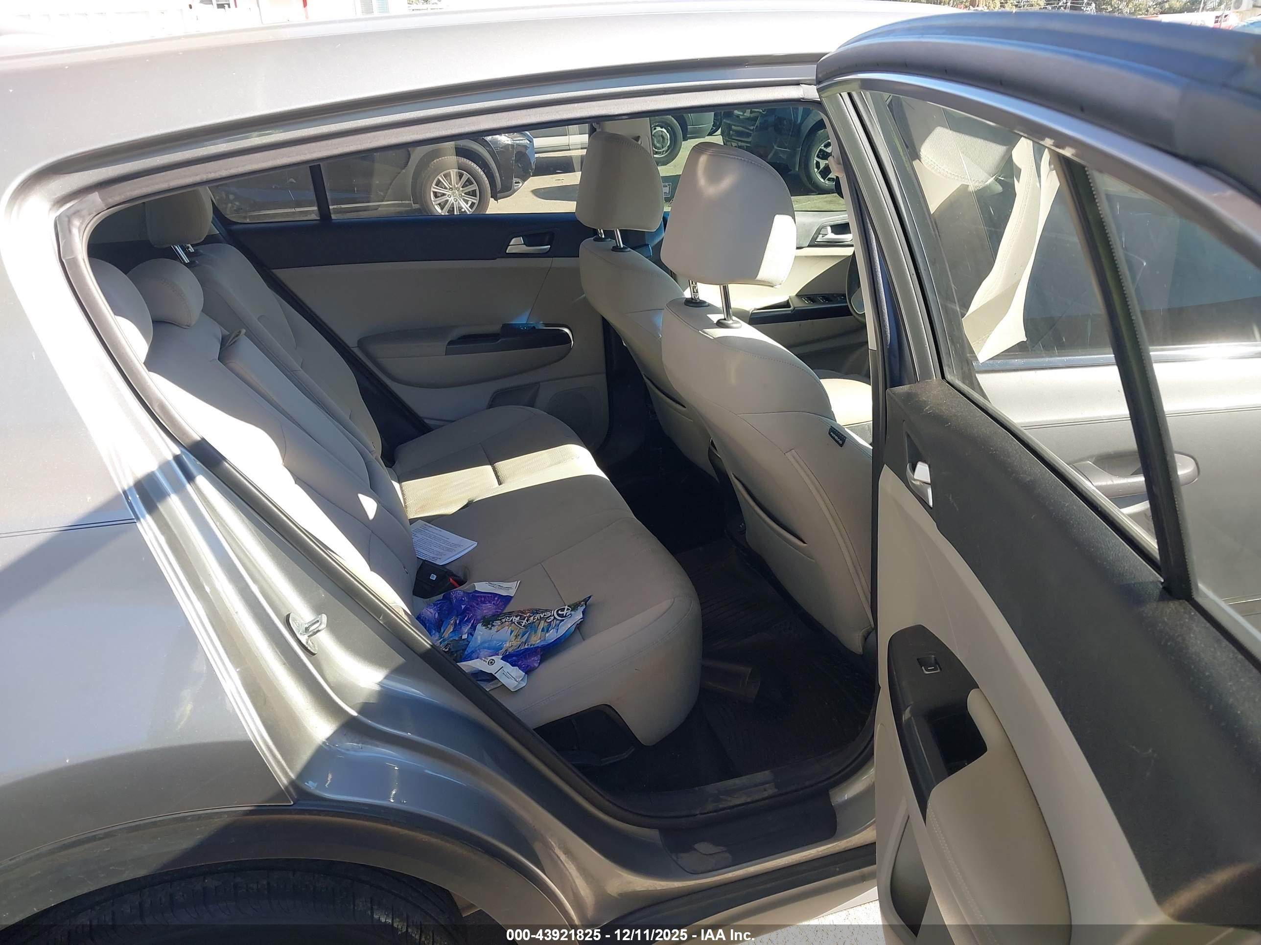 KIA SPORTAGE image 8