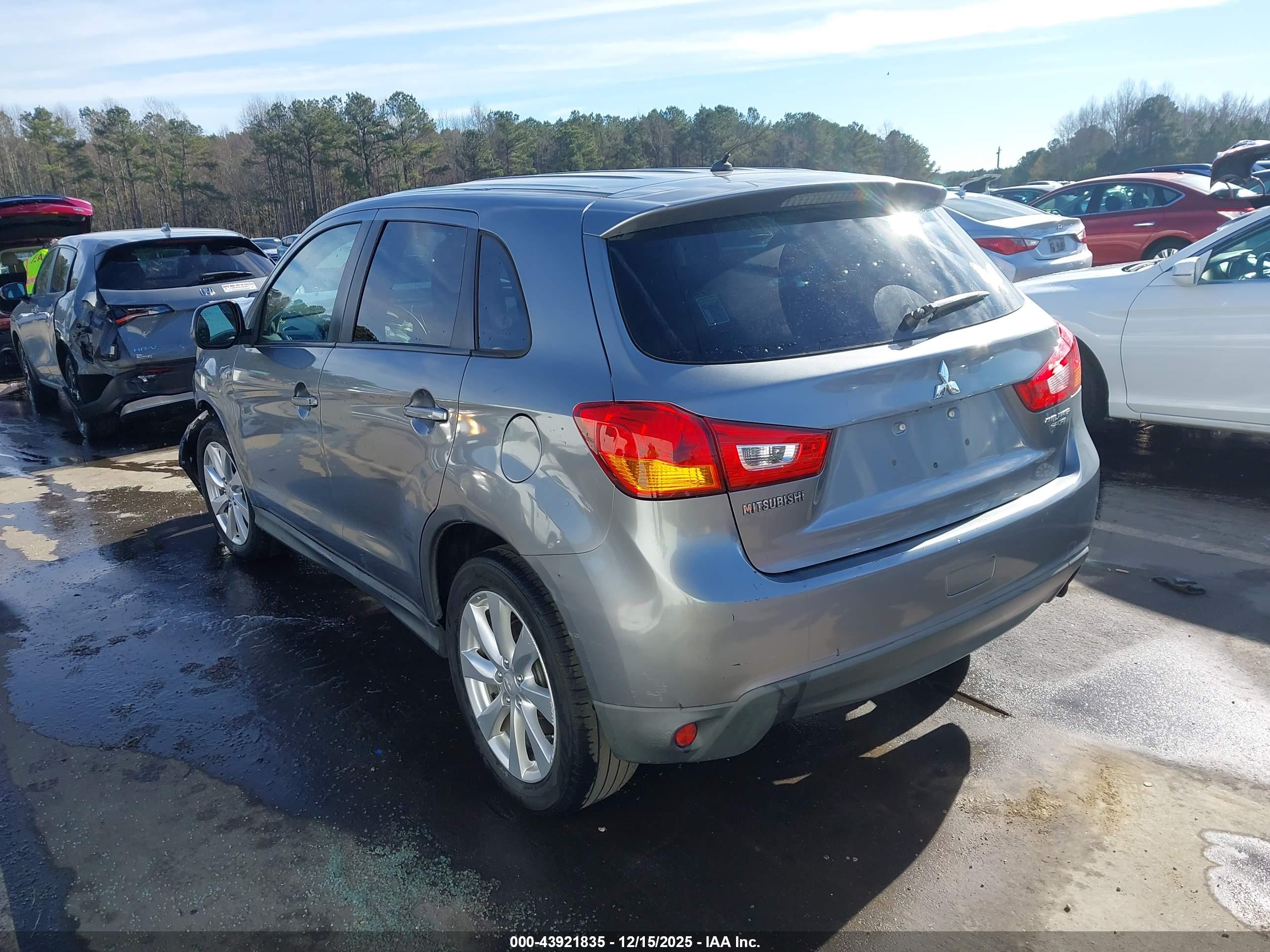 MITSUBISHI OUTLANDER image 3