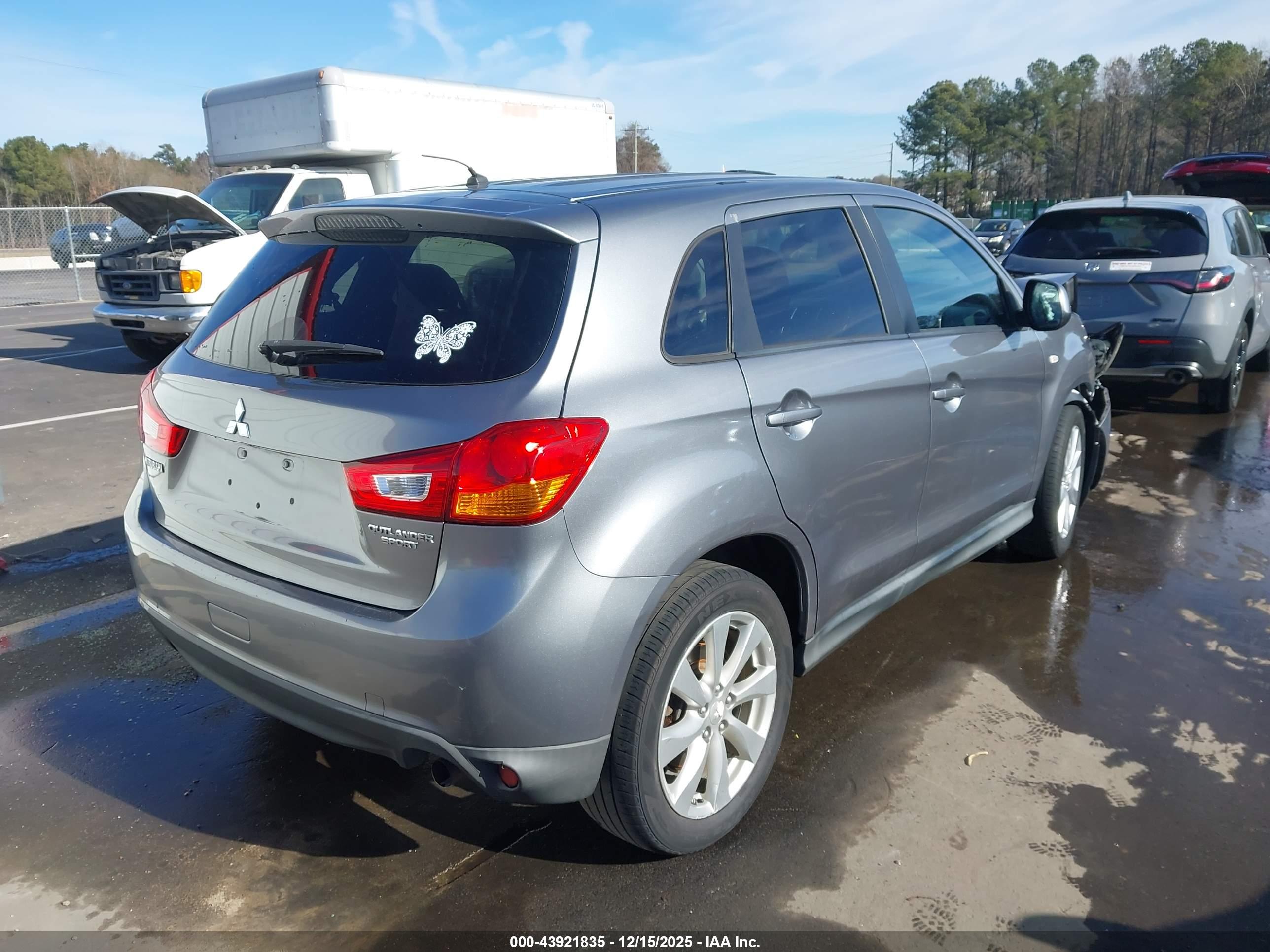 MITSUBISHI OUTLANDER image 4