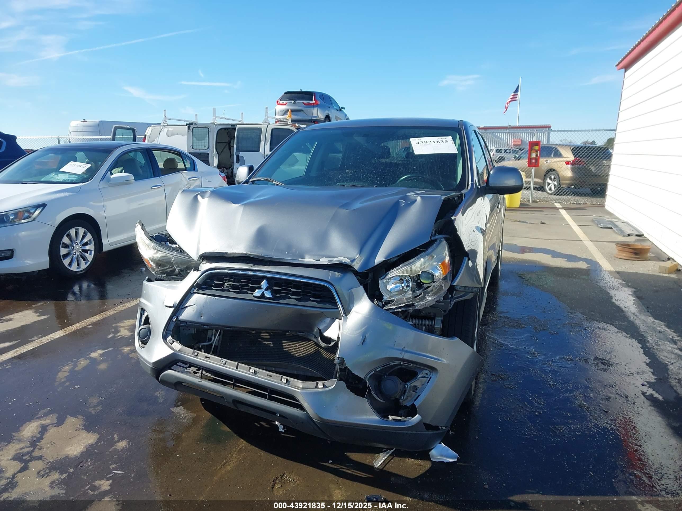 MITSUBISHI OUTLANDER image 6
