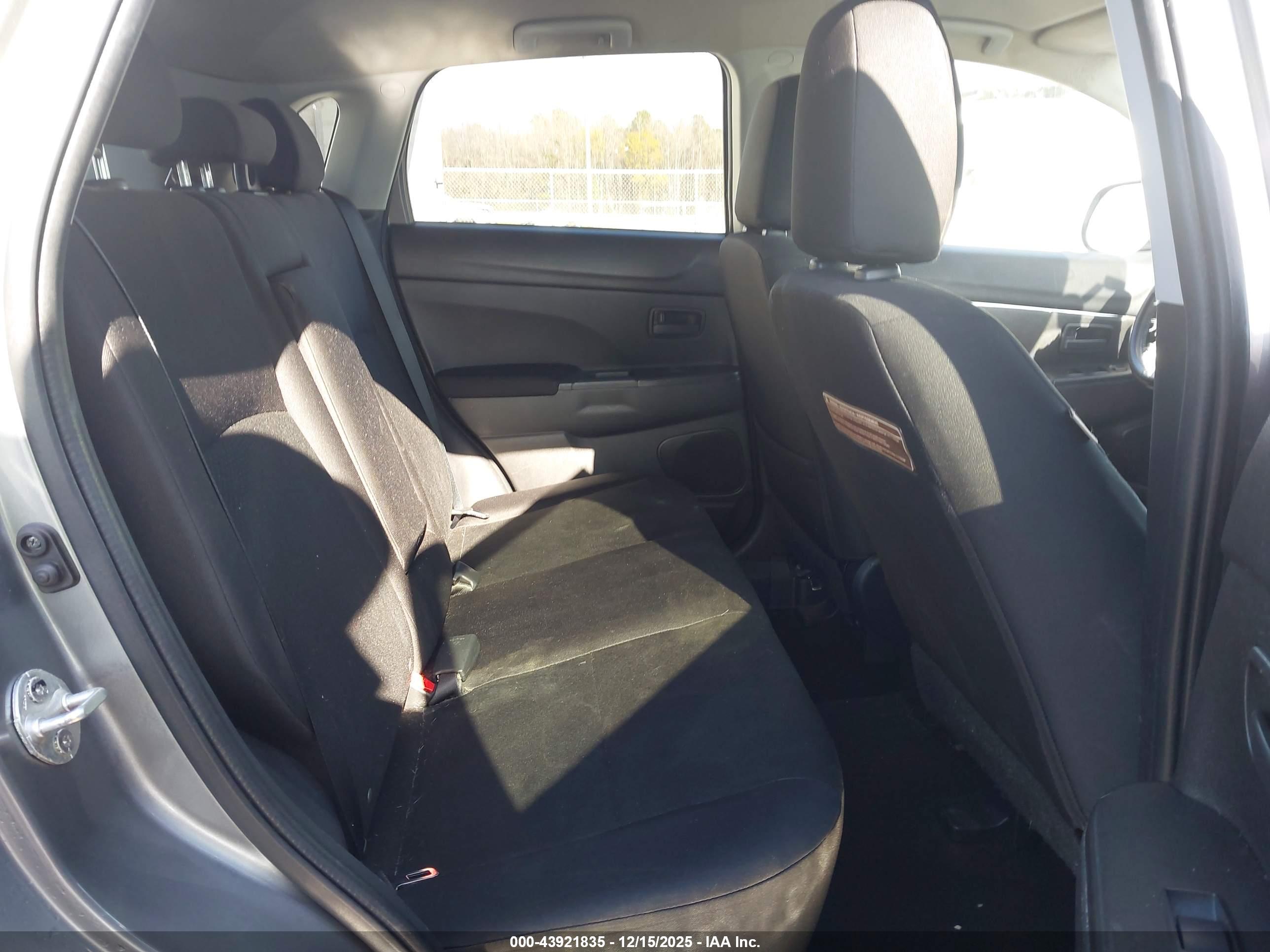MITSUBISHI OUTLANDER image 8