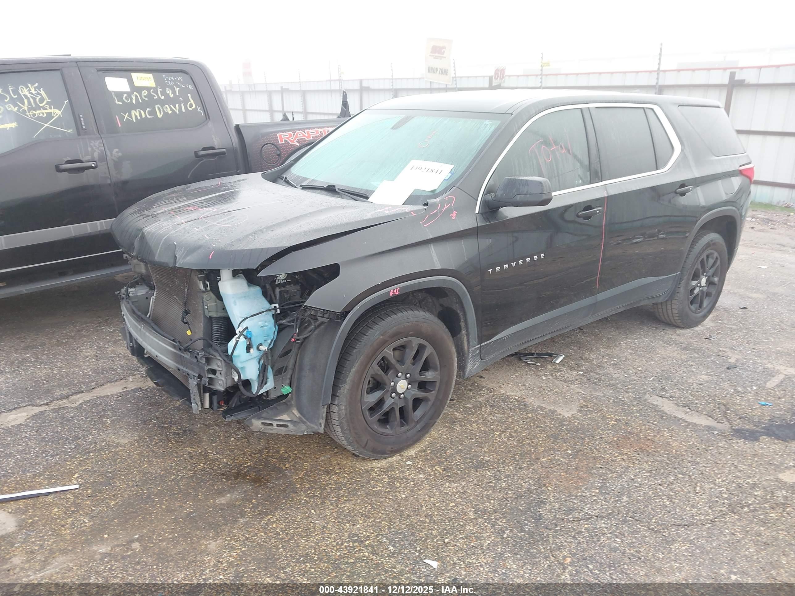 CHEVROLET TRAVERSE image 2