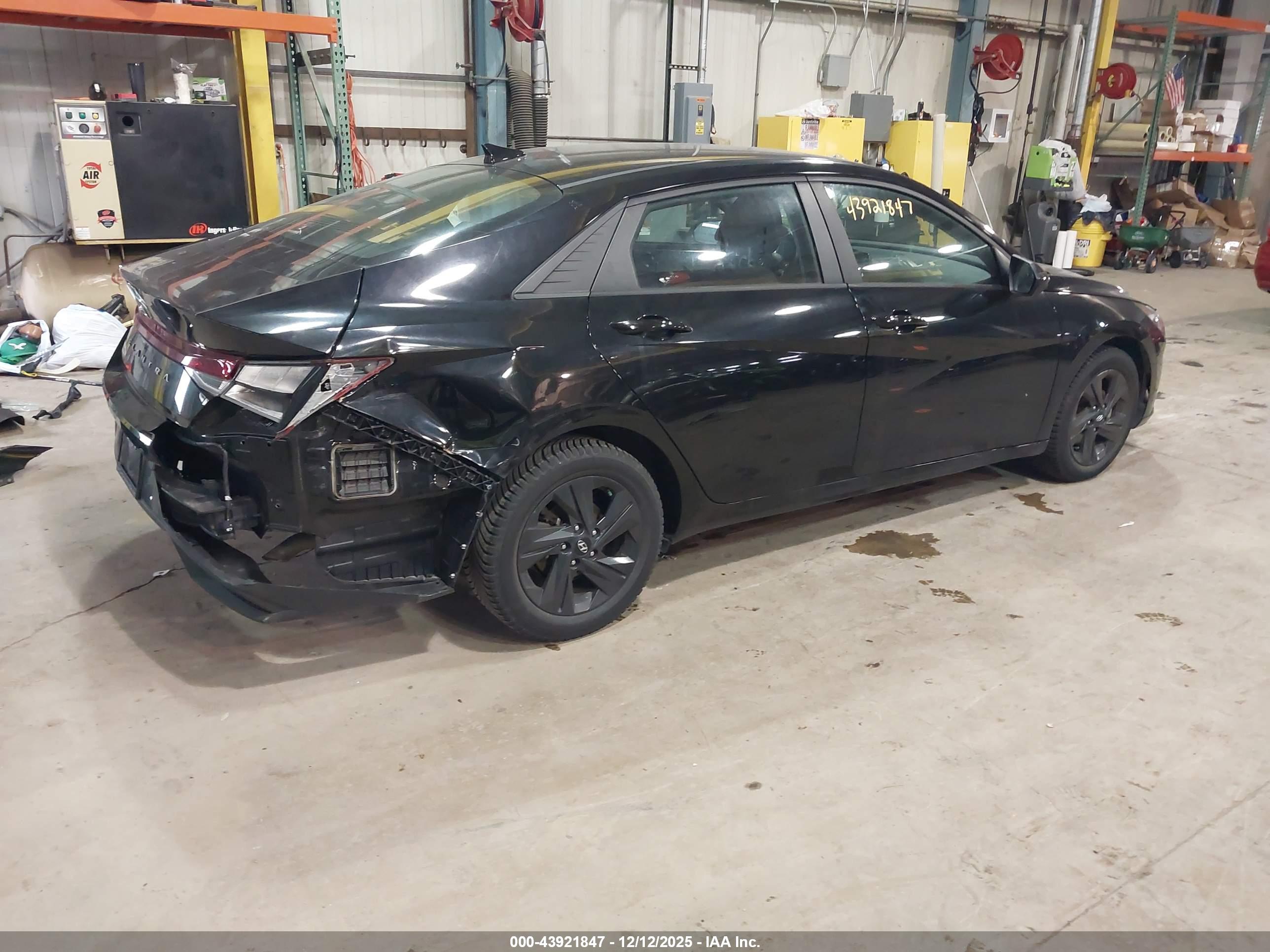 HYUNDAI ELANTRA image 4