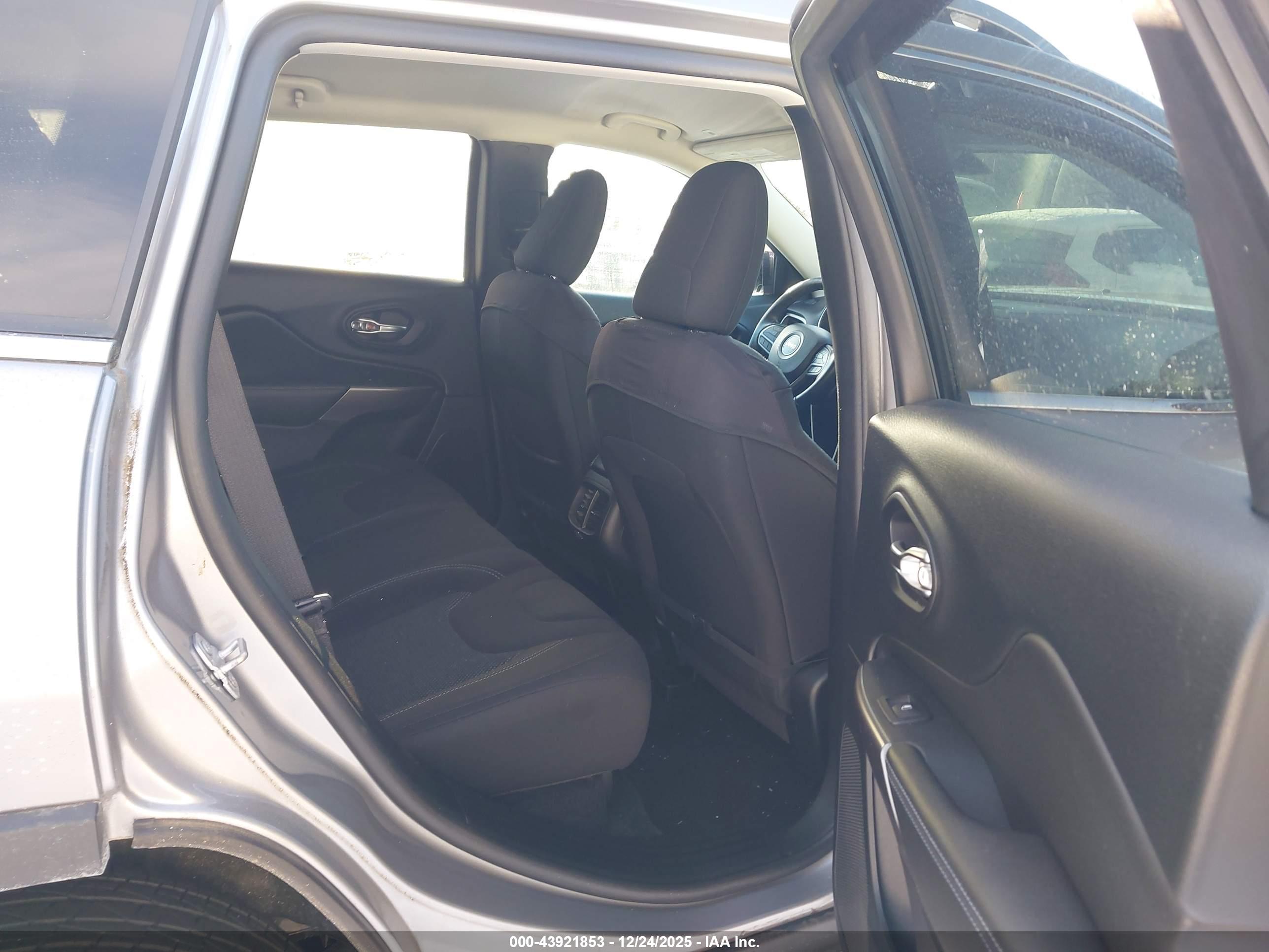 JEEP CHEROKEE image 8