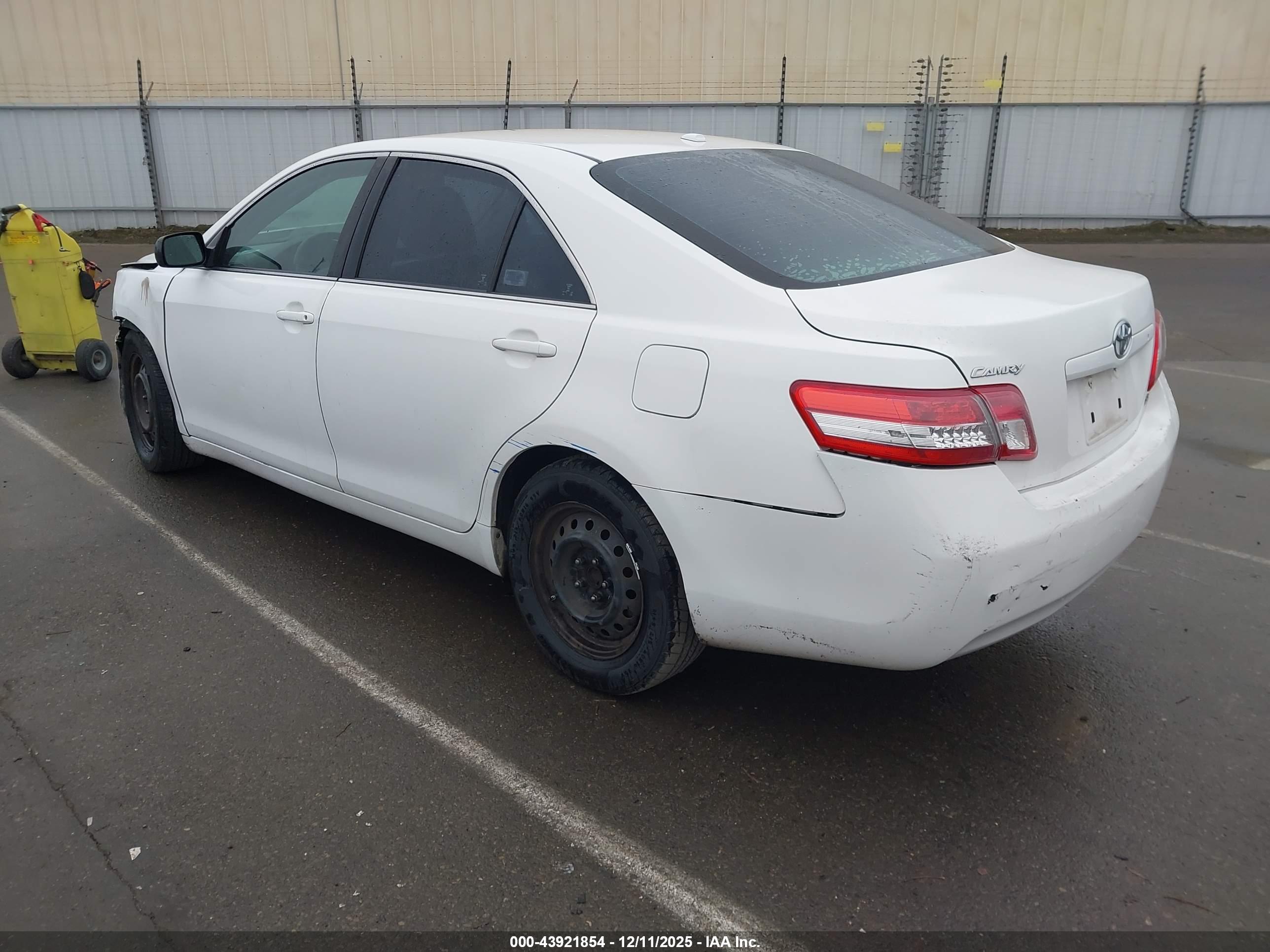 TOYOTA CAMRY image 3