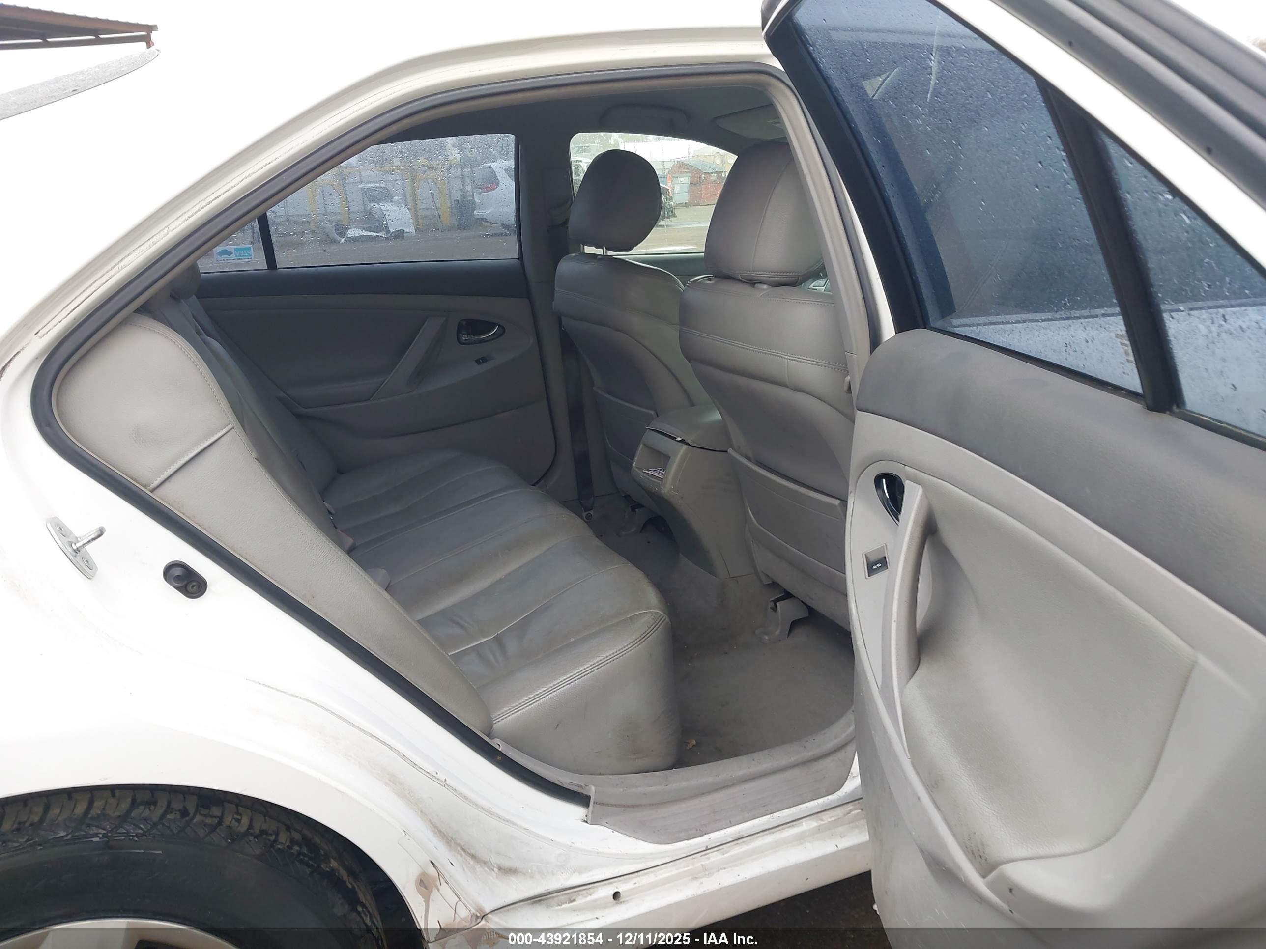 TOYOTA CAMRY image 8