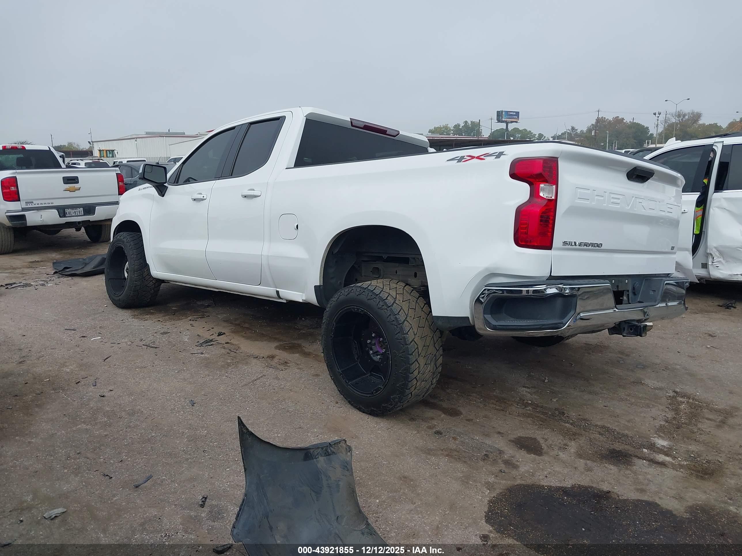 CHEVROLET SILVERADO image 3