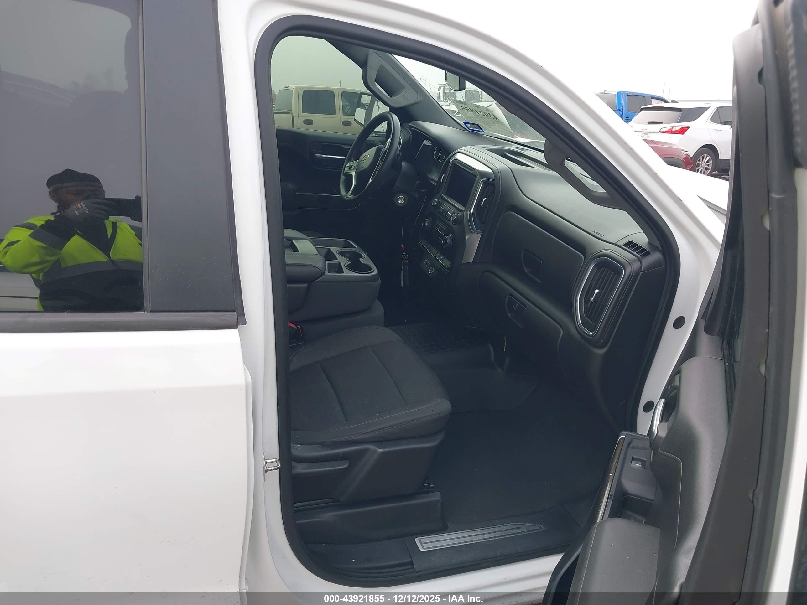 CHEVROLET SILVERADO image 5