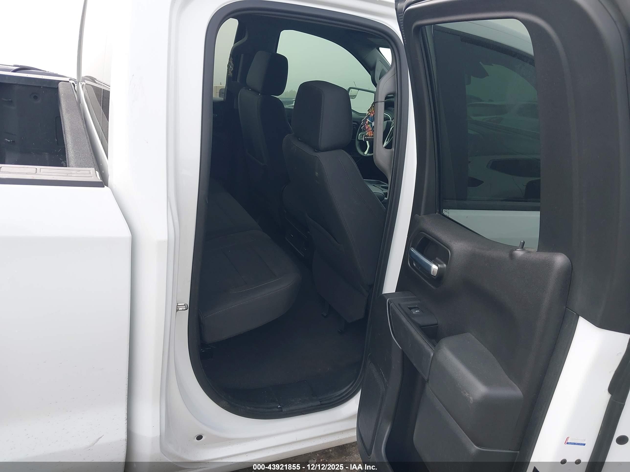 CHEVROLET SILVERADO image 8
