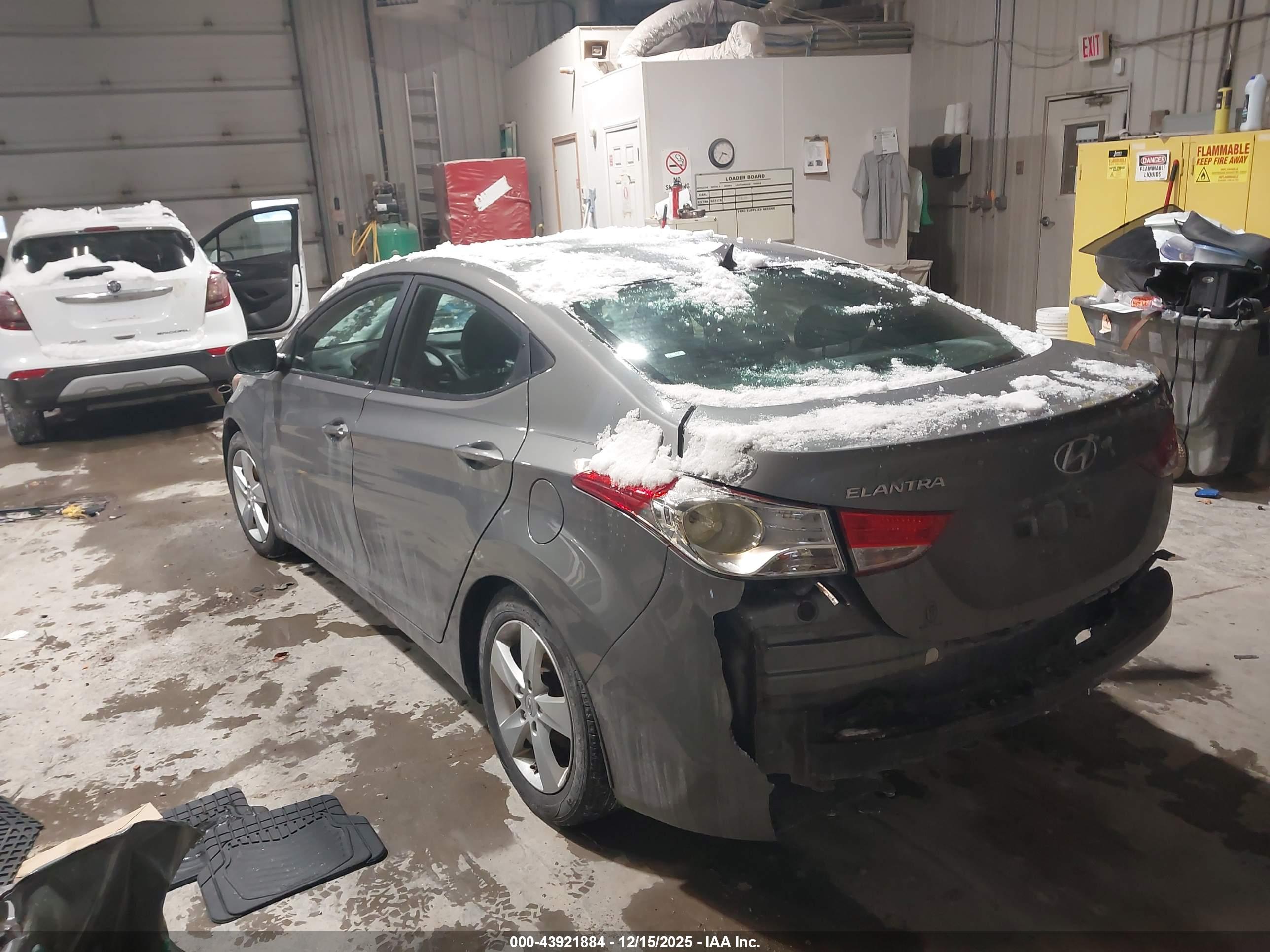 HYUNDAI ELANTRA image 3