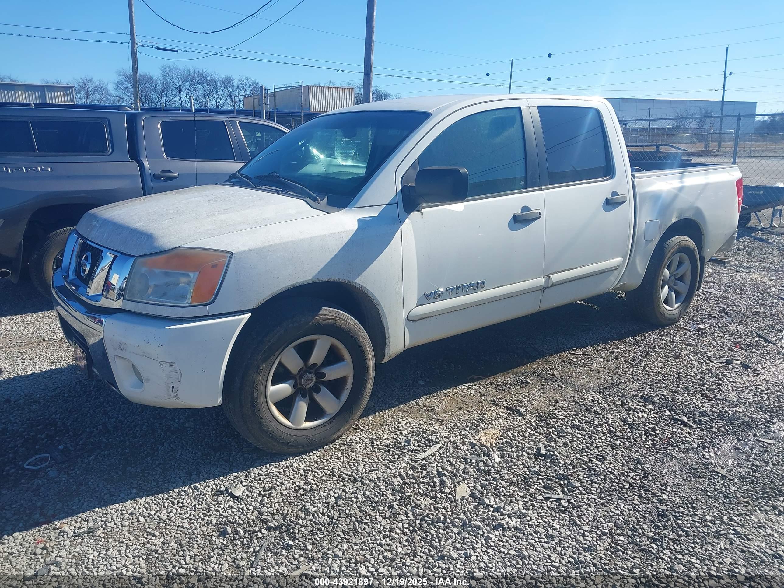 NISSAN TITAN image 2