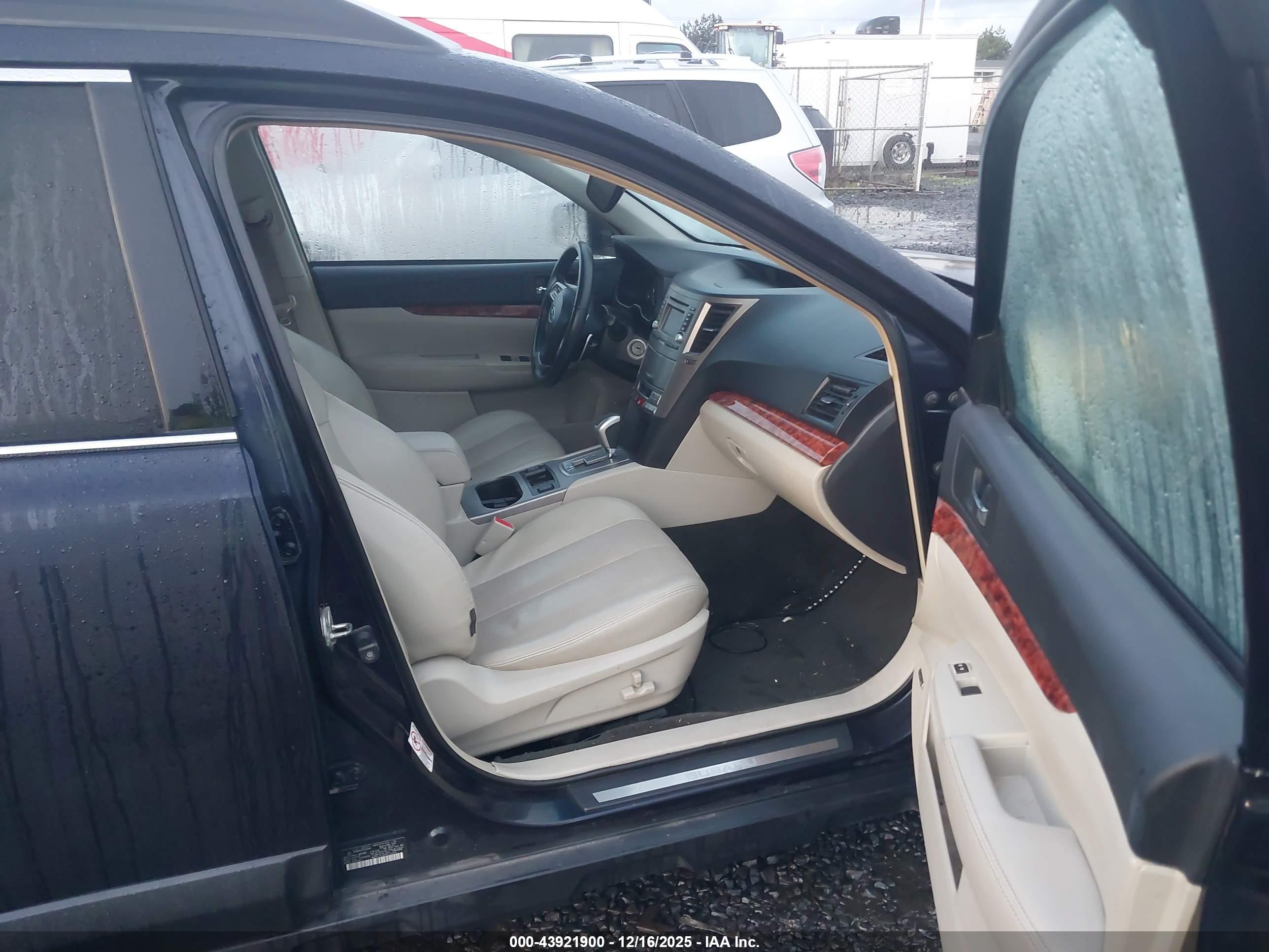 SUBARU OUTBACK image 5