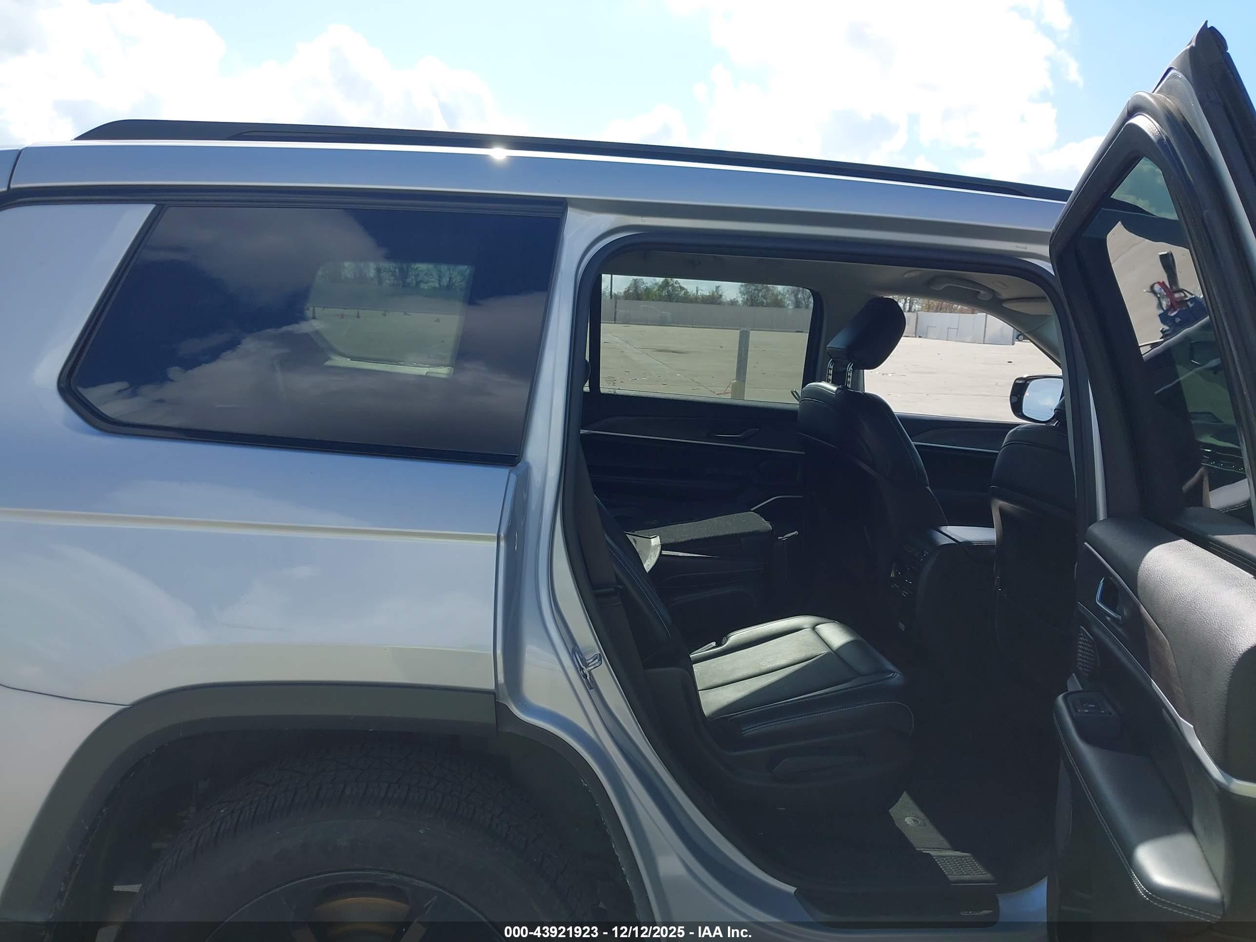 JEEP GRAND image 8