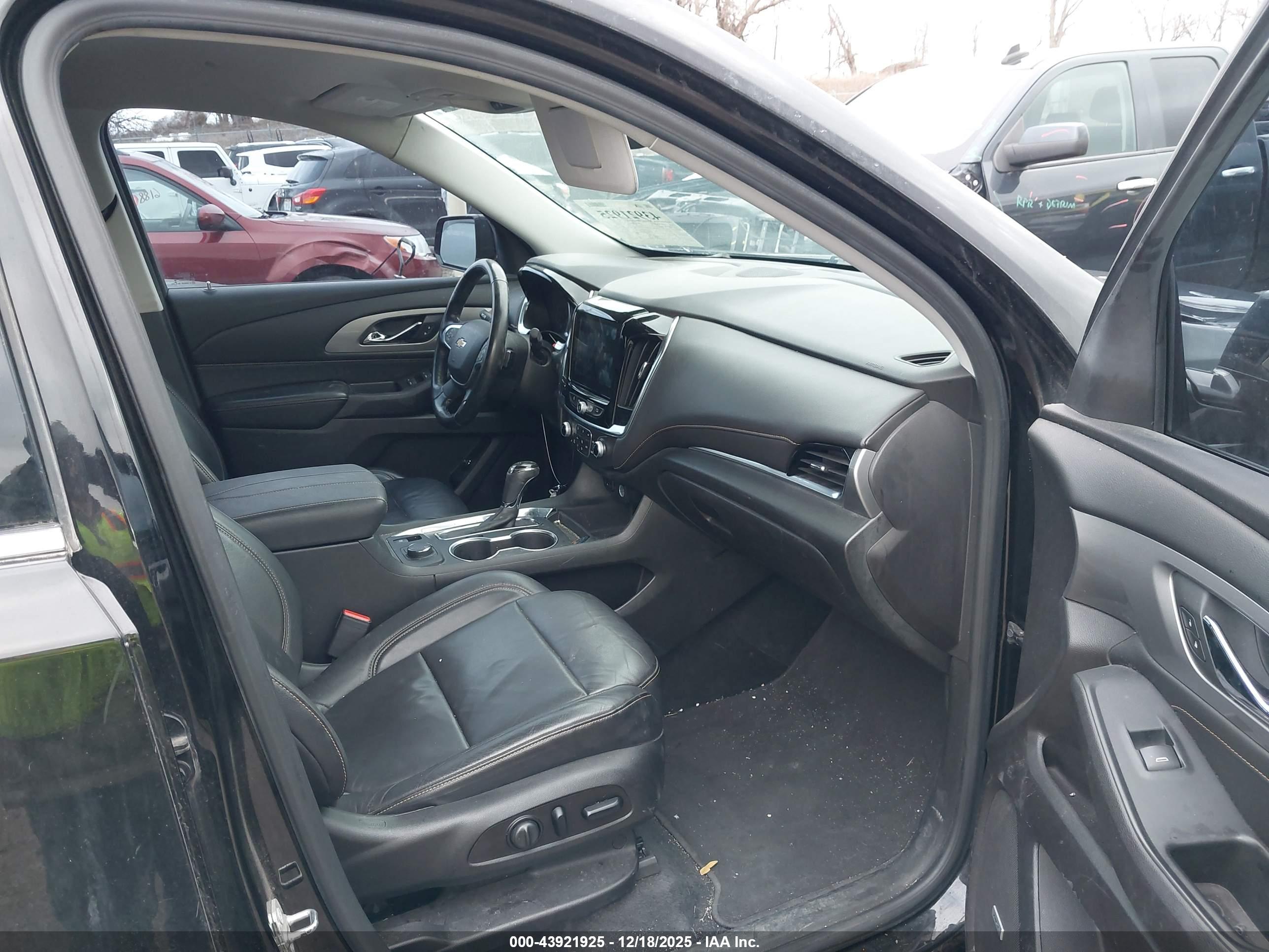 CHEVROLET TRAVERSE image 5
