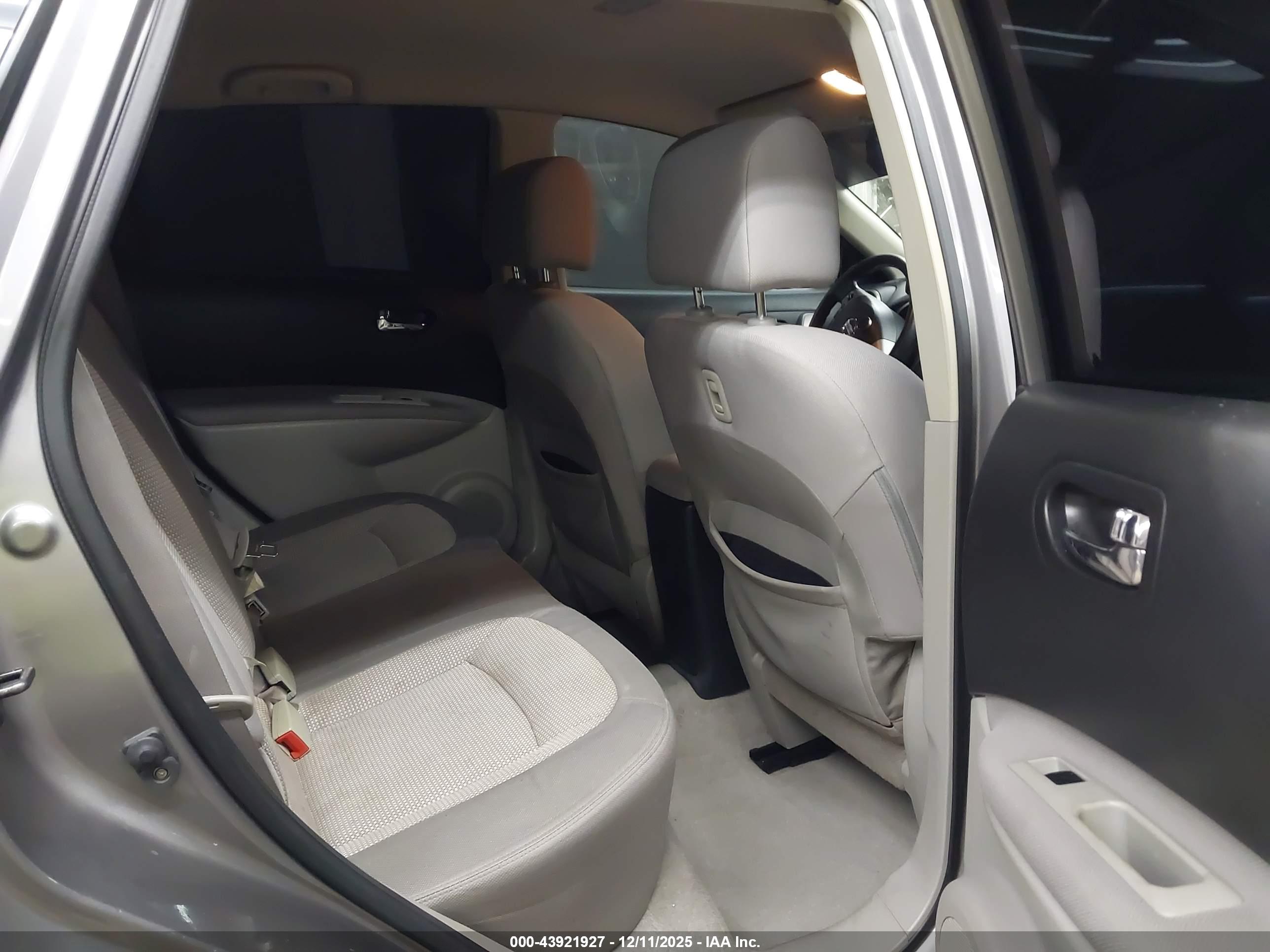 NISSAN ROGUE image 8