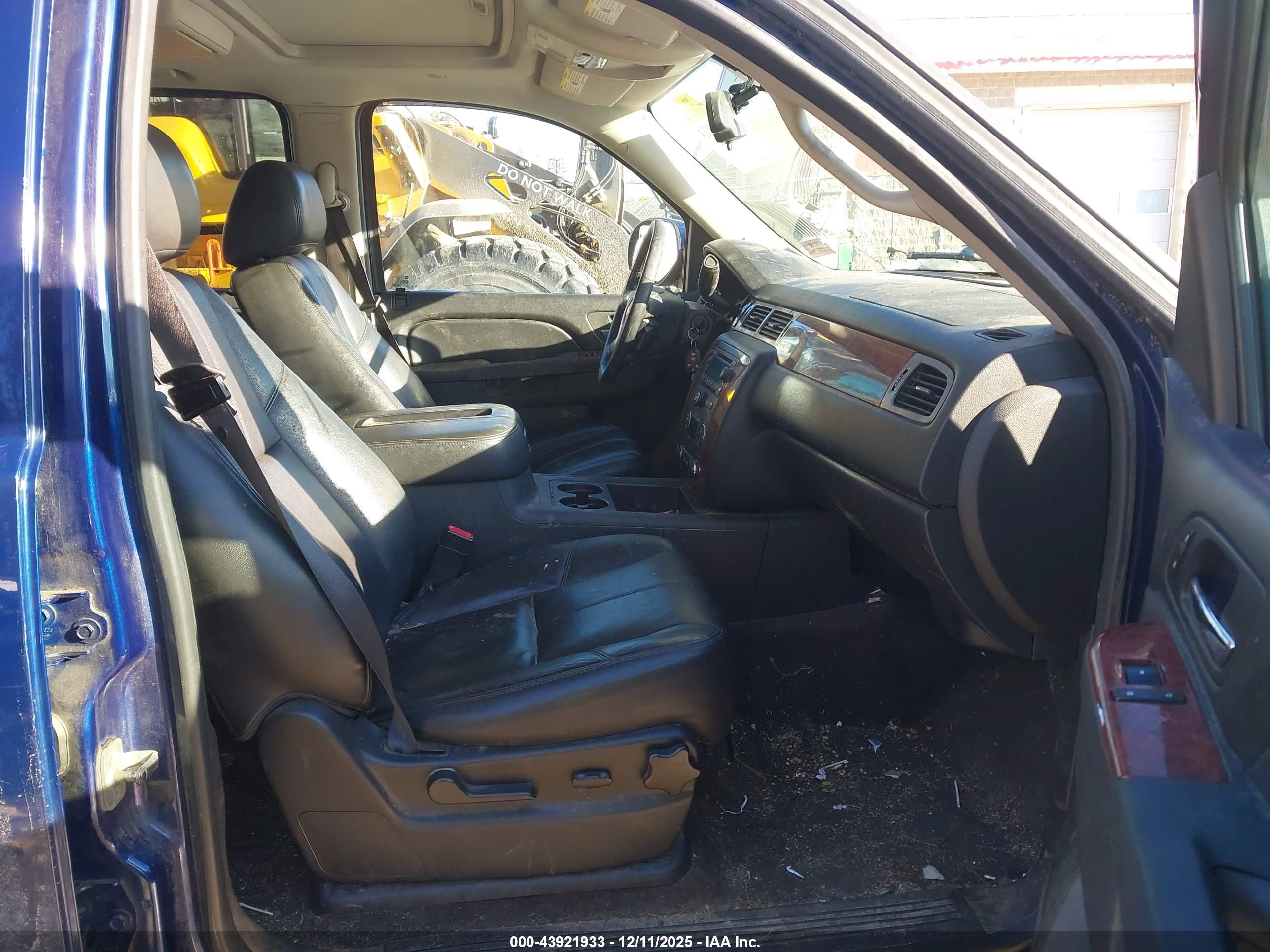 CHEVROLET SUBURBAN image 5