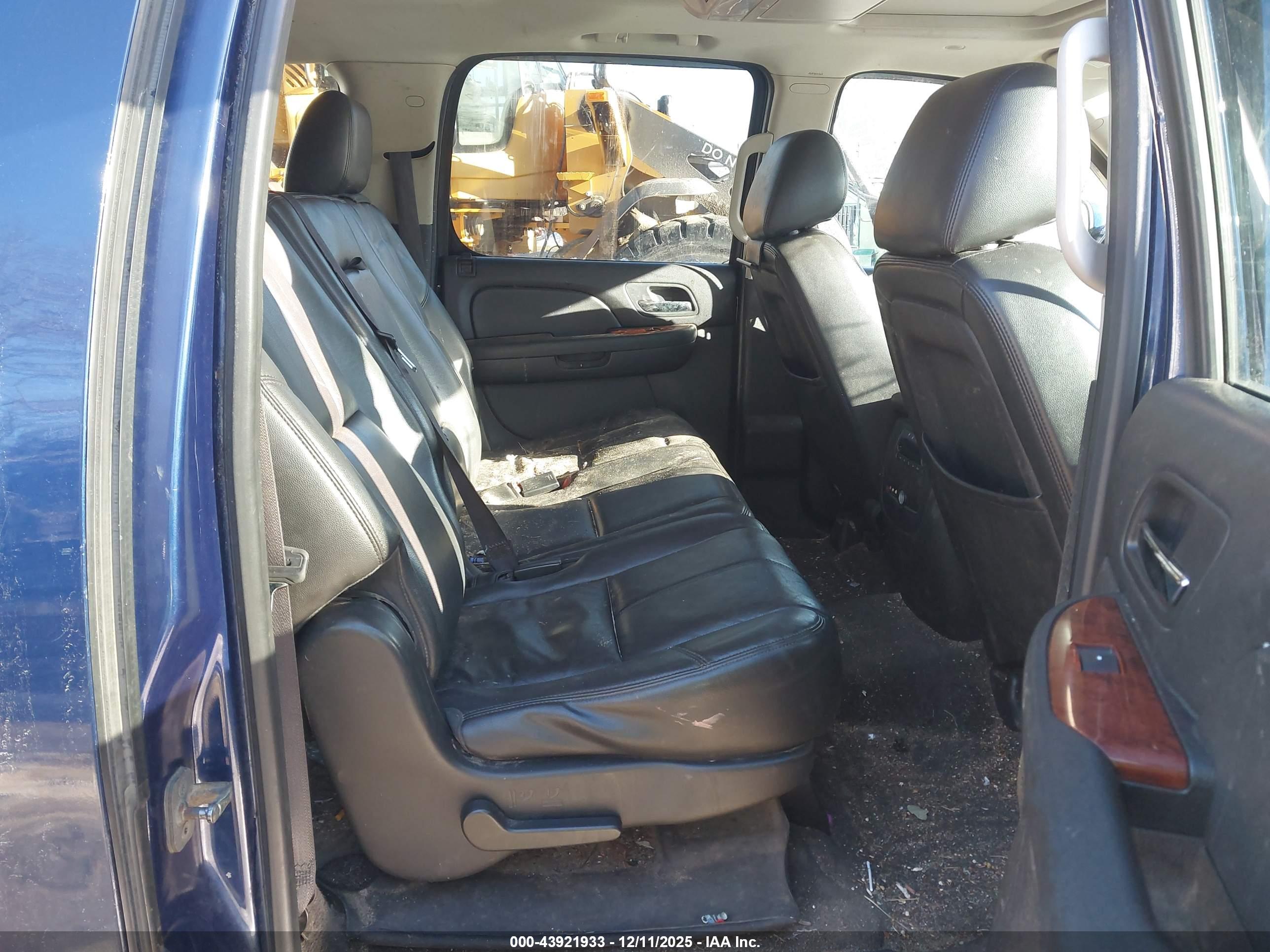 CHEVROLET SUBURBAN image 8