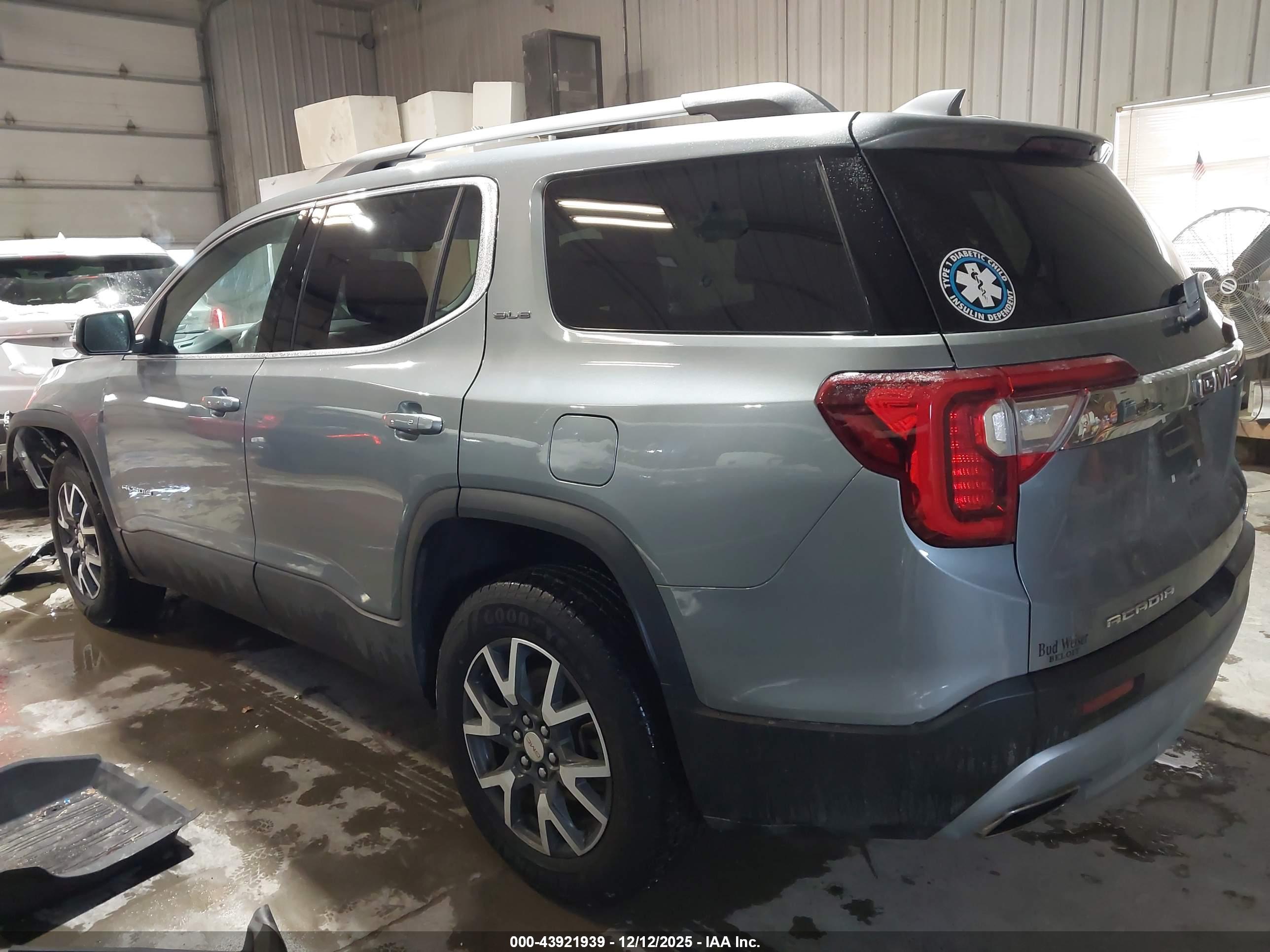 GMC ACADIA image 3