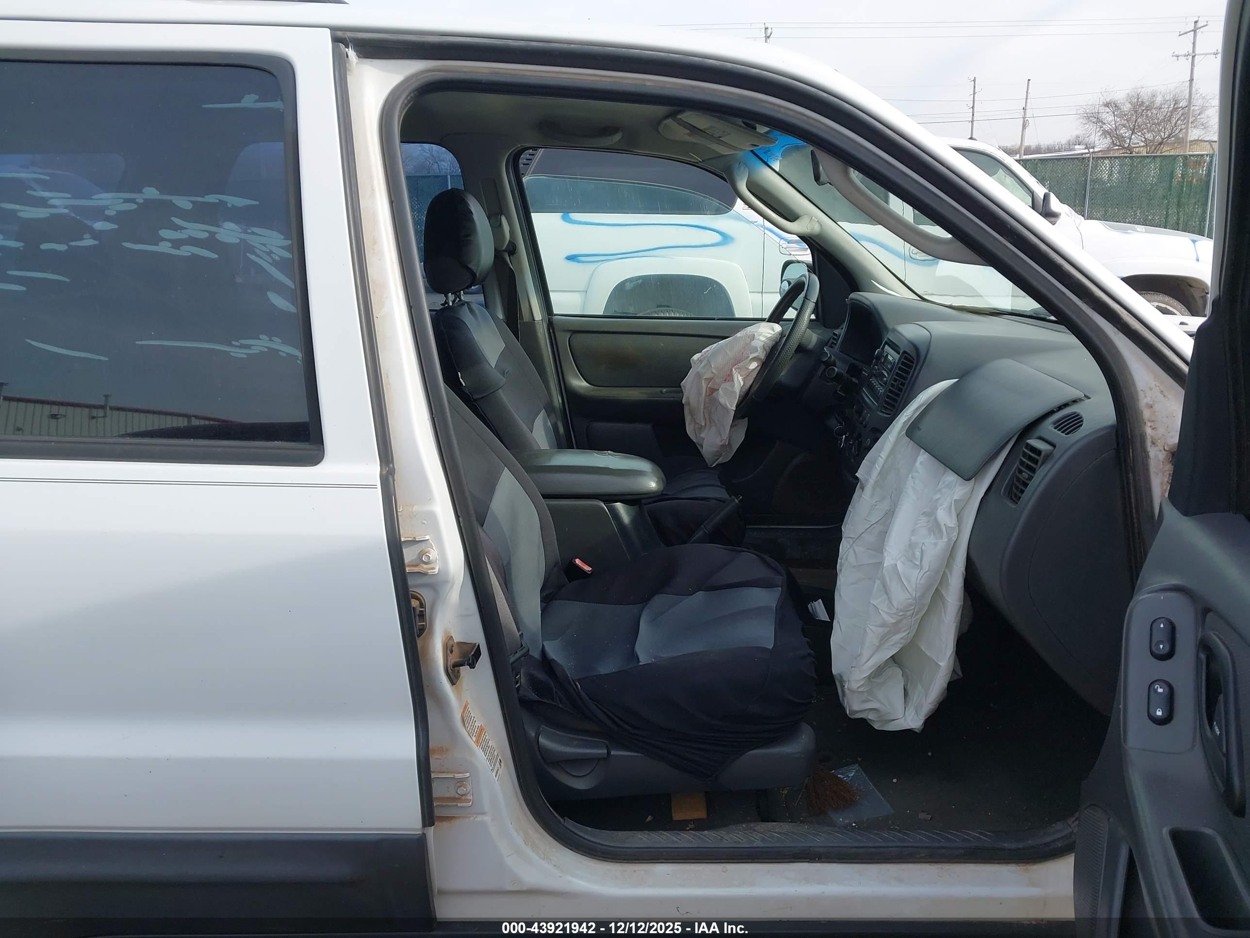 FORD ESCAPE image 5