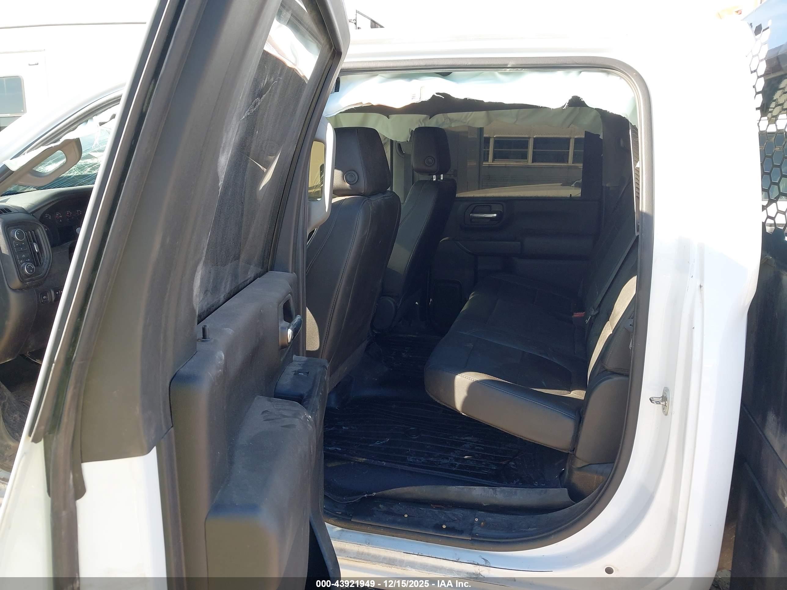 CHEVROLET SILVERADO image 8
