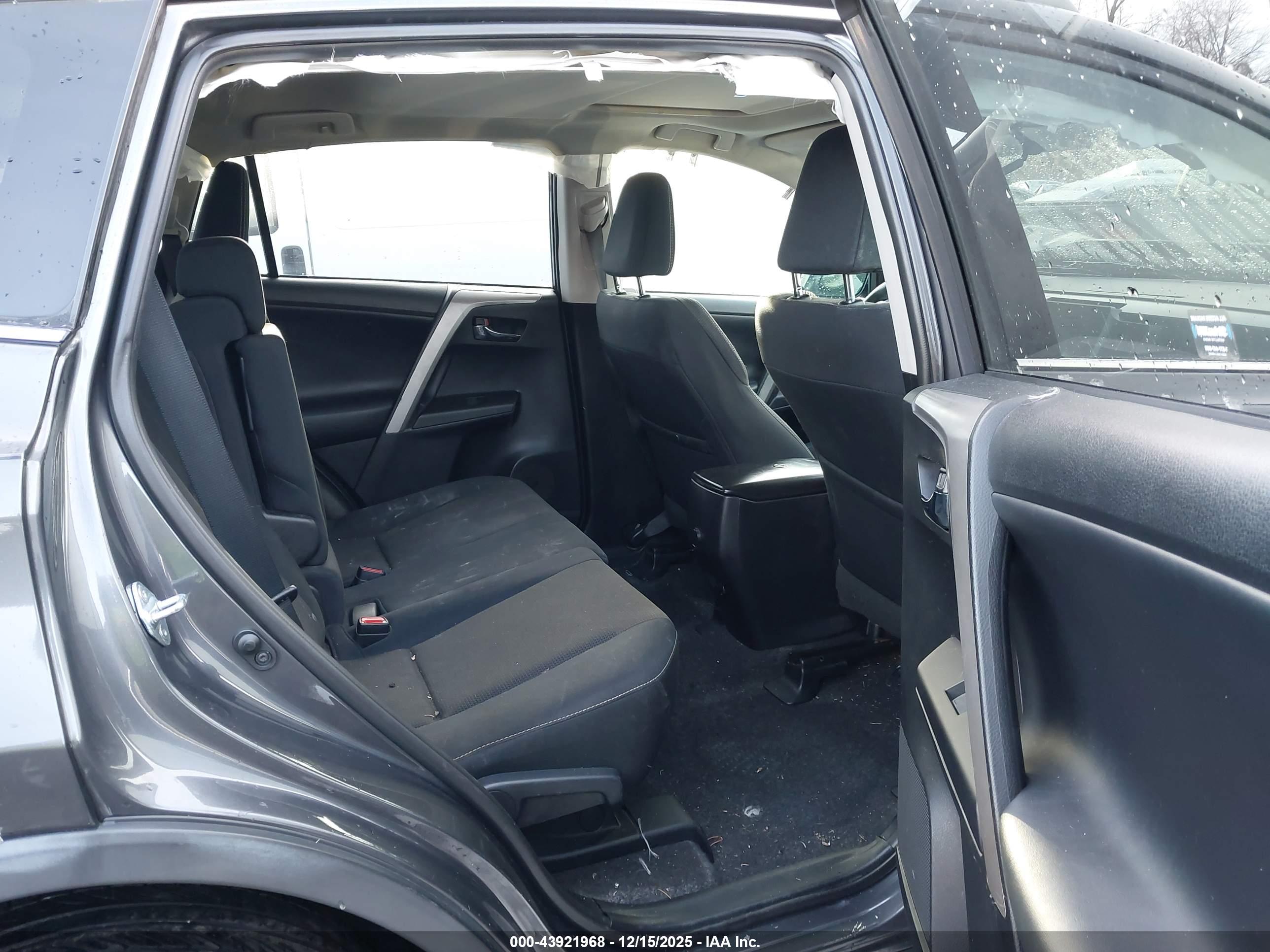 TOYOTA RAV4 image 8