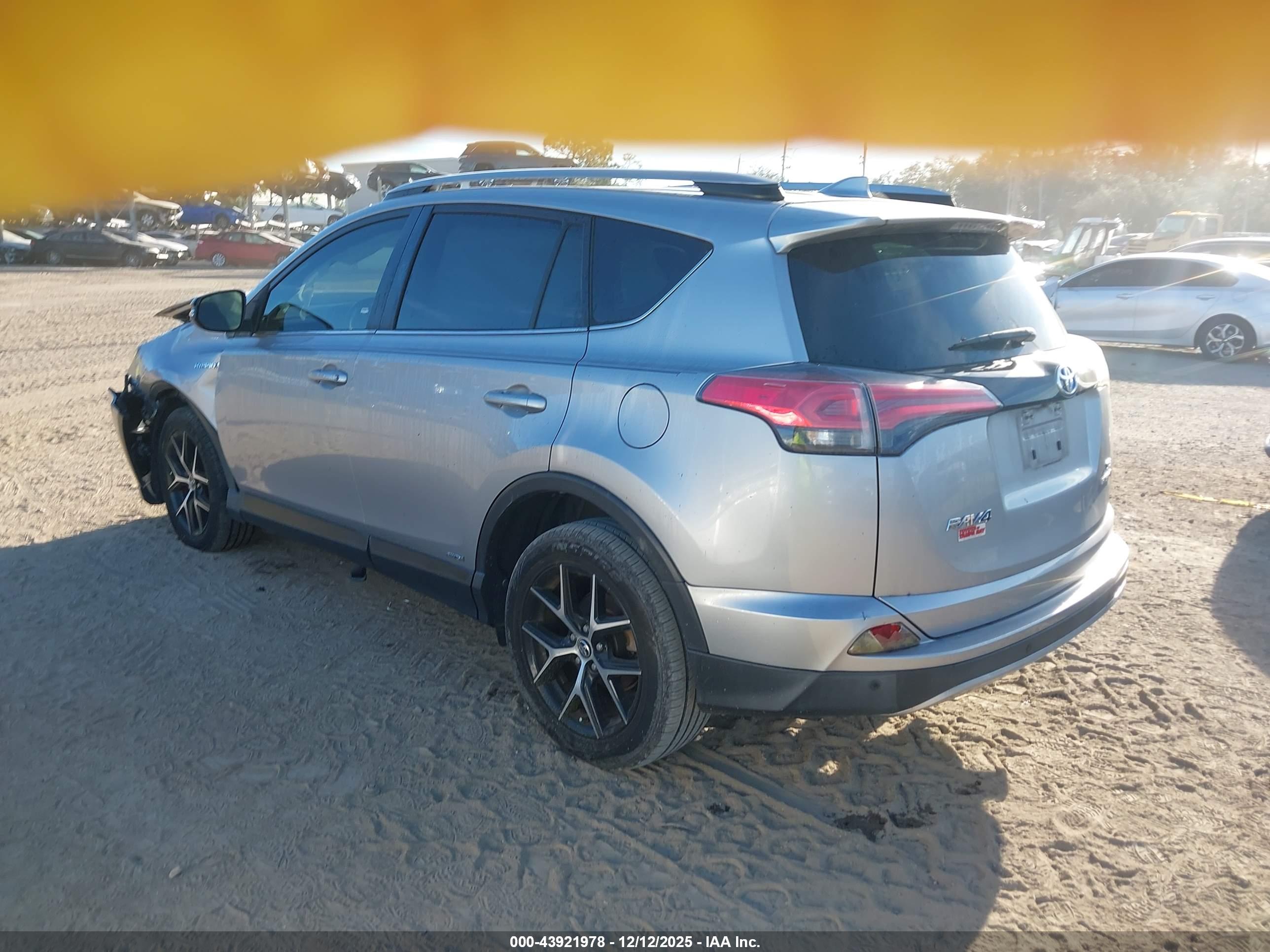 TOYOTA RAV4 image 3
