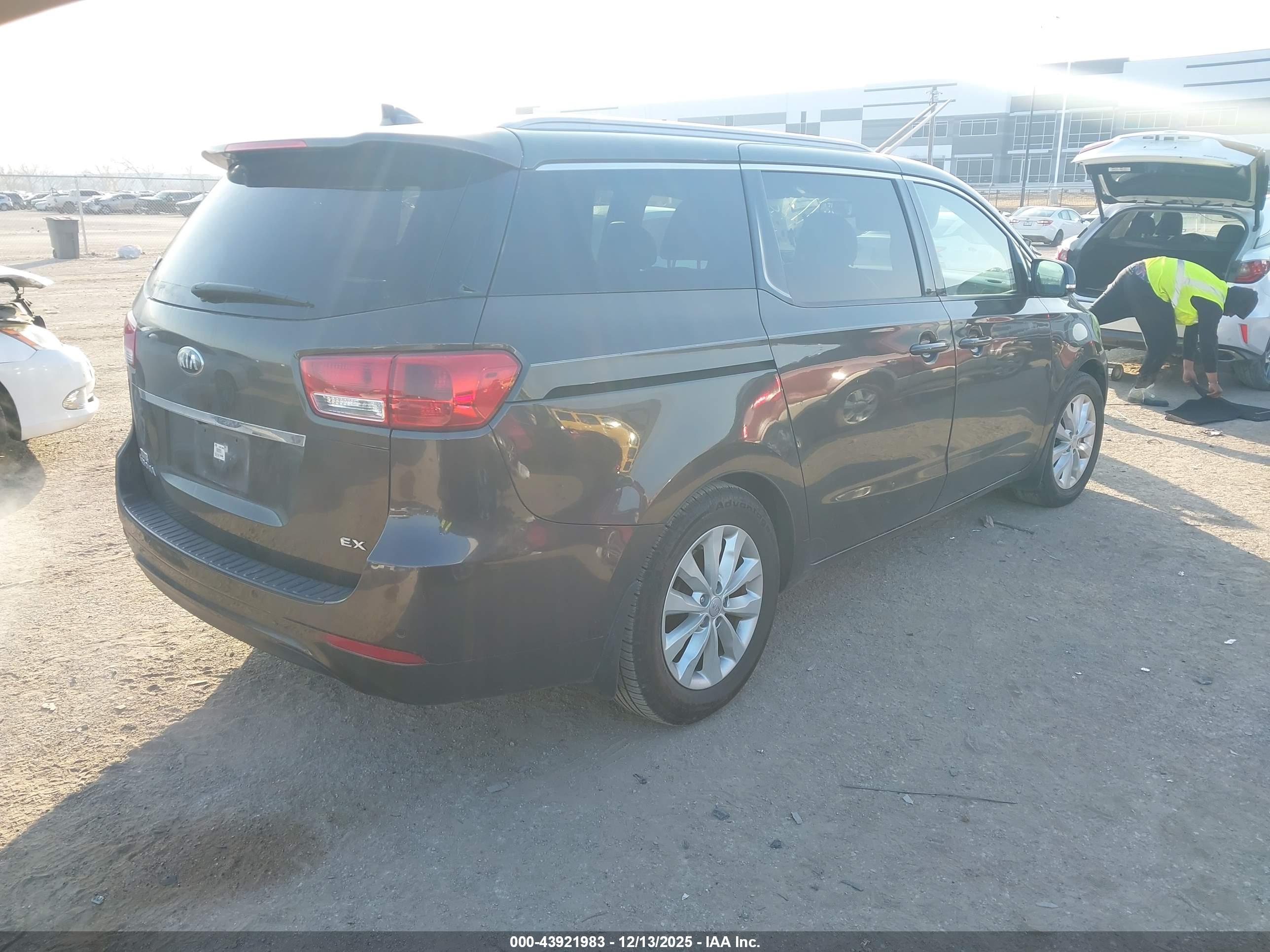 KIA SEDONA image 4