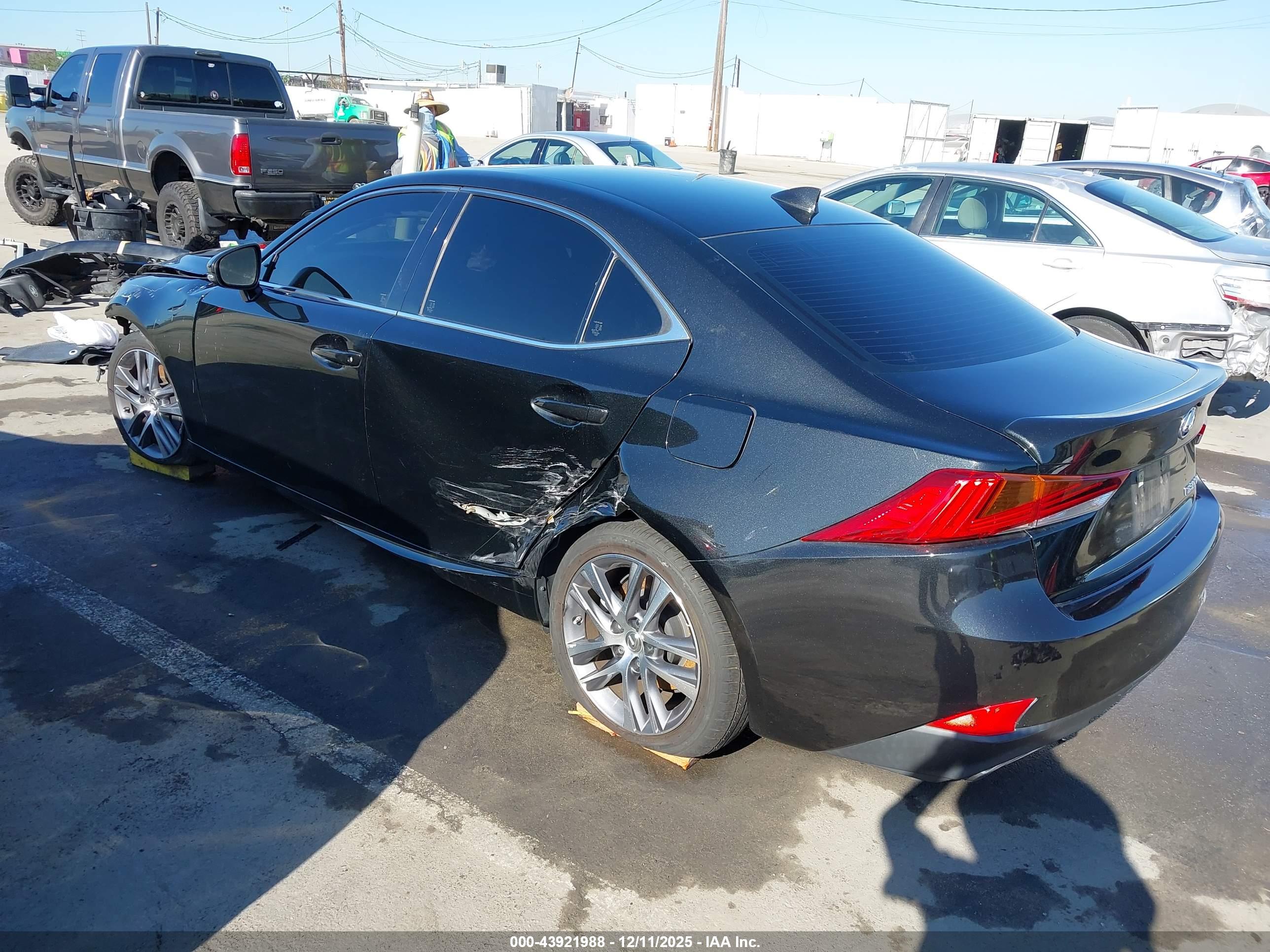 LEXUS IS image 3