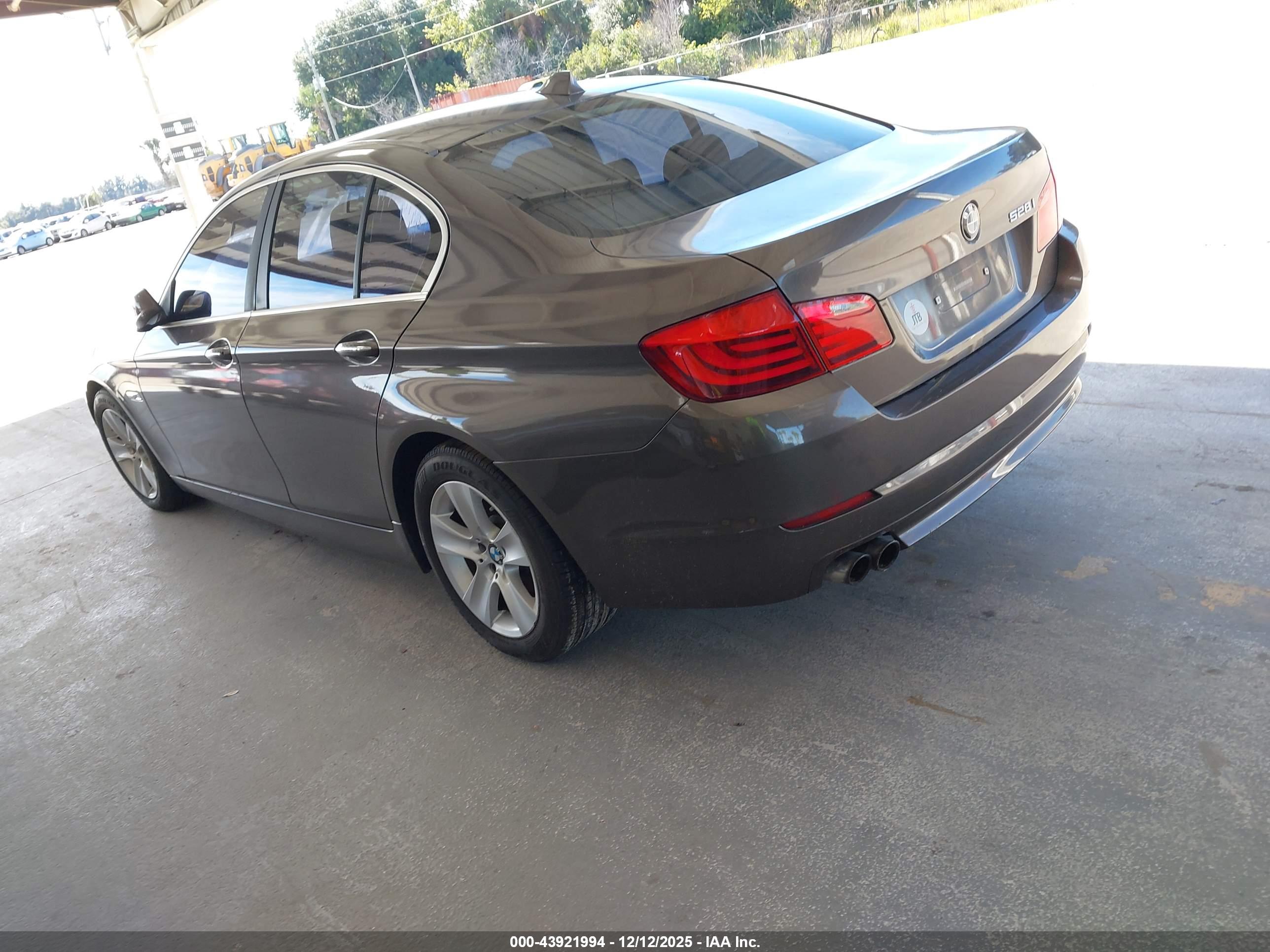 BMW 528I image 3